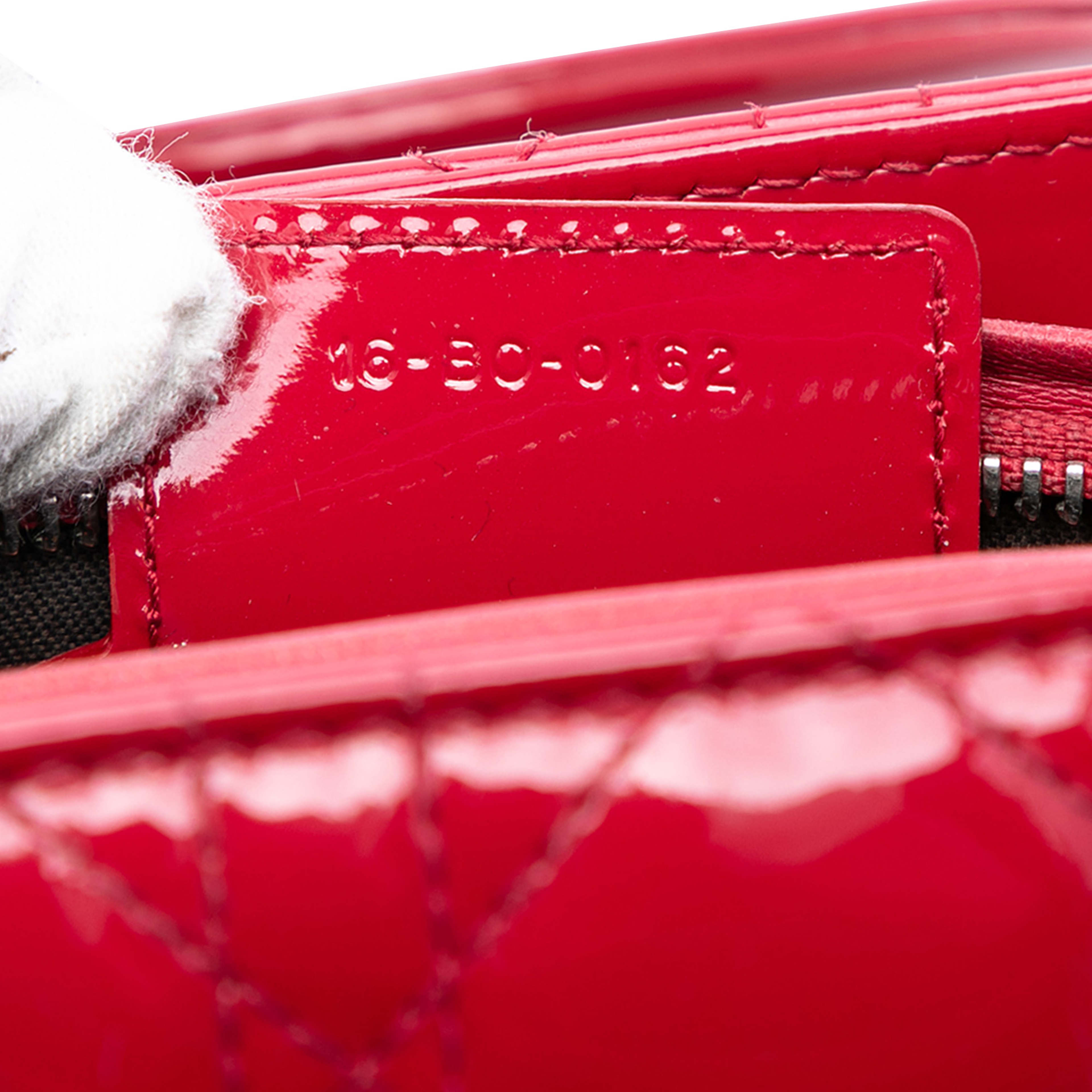 Dior Medium Patent Cannage Lady Dior, från Luxclusif, i färgen red. Klicka för att öppna bilden i stort format