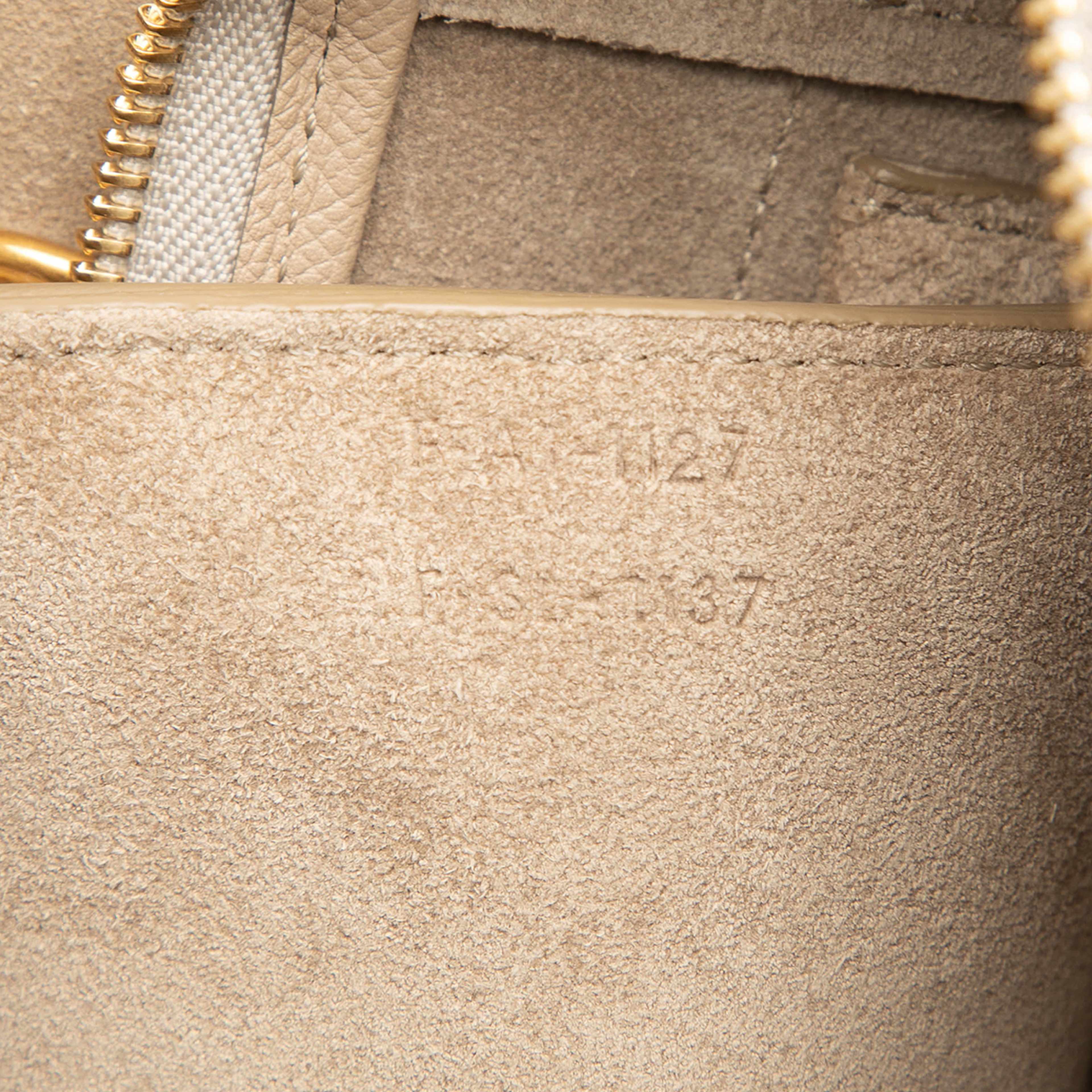 Celine Micro Grained Calfskin Belt Bag, från Luxclusif, i färgen beige. Klicka för att öppna bilden i stort format