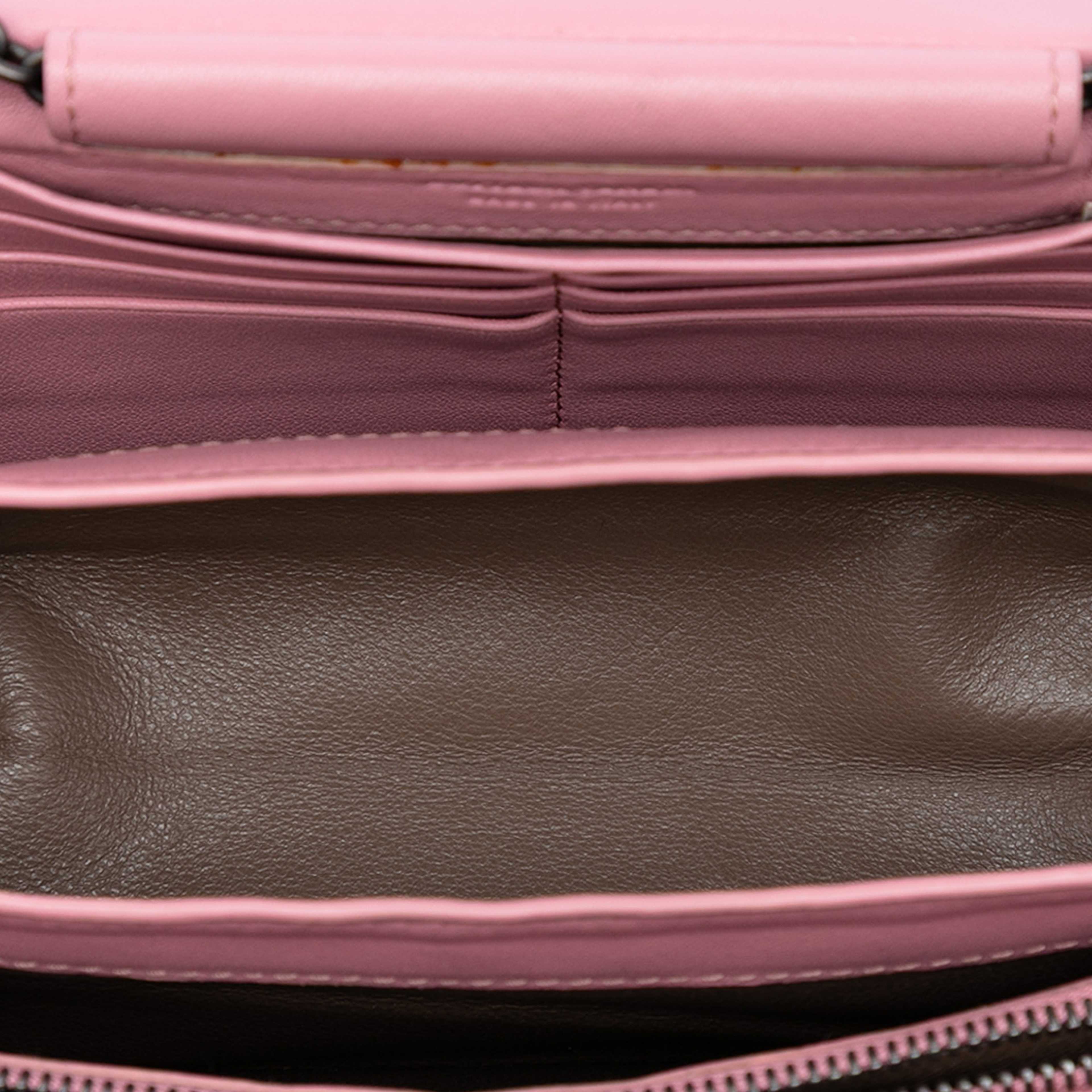 Bottega Veneta Nappa Intrecciato Continental Wallet On Chain, från Luxclusif, i färgen pink. Klicka för att öppna bilden i stort format