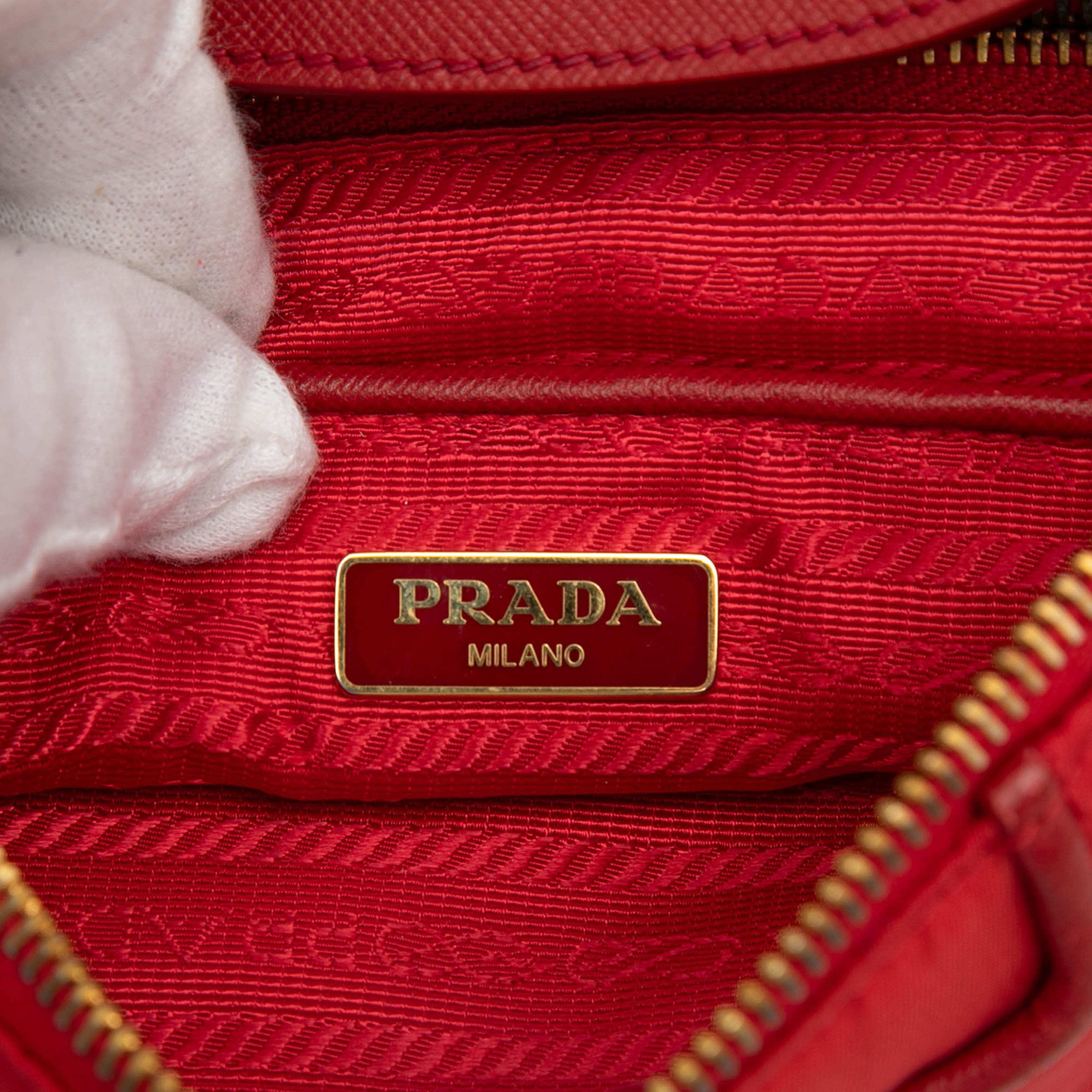Prada Saffiano Trimmed Tessuto Crossbody, från Luxclusif, i färgen red. Klicka för att öppna bilden i stort format