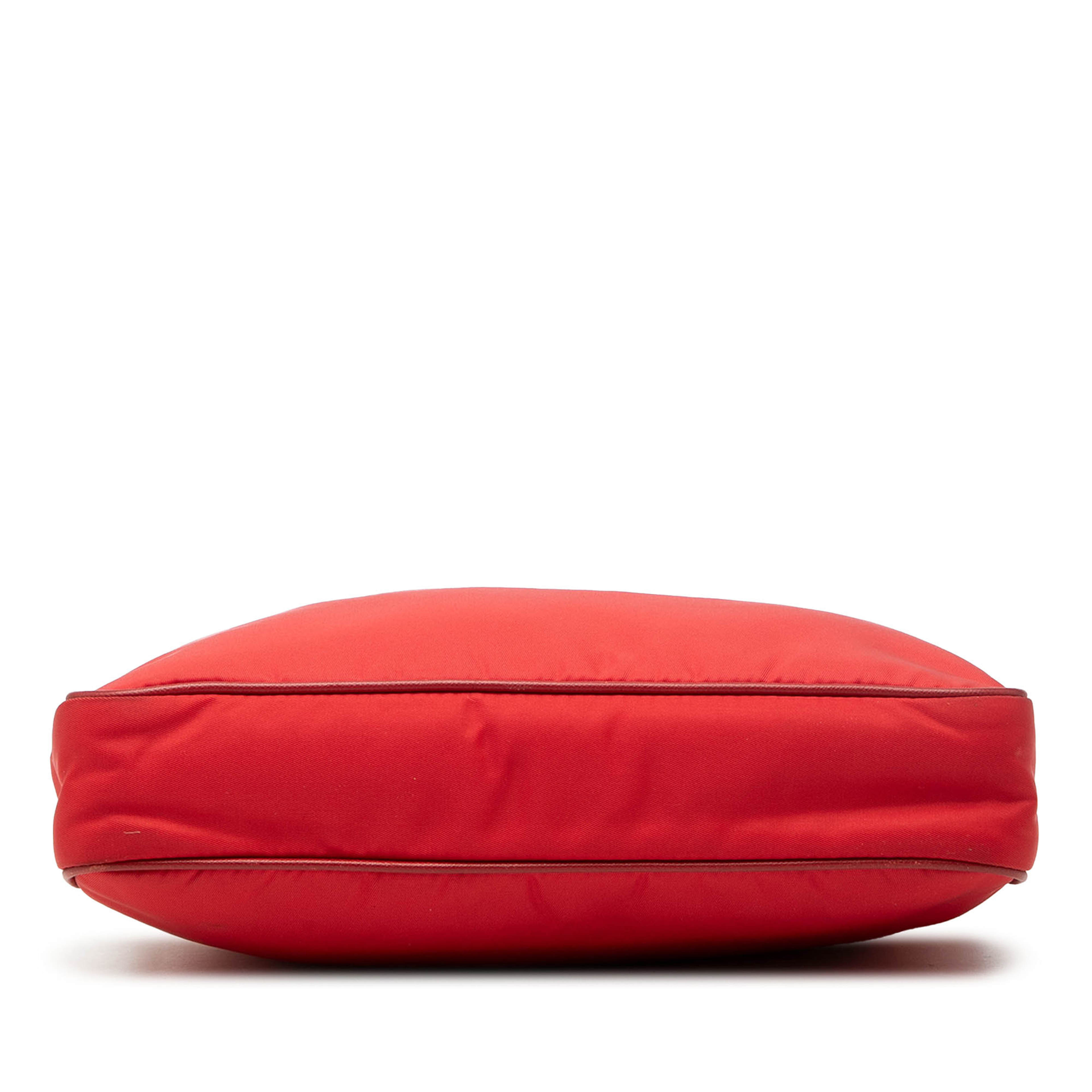 Prada Saffiano Trimmed Tessuto Crossbody, från Luxclusif, i färgen red. Klicka för att öppna bilden i stort format