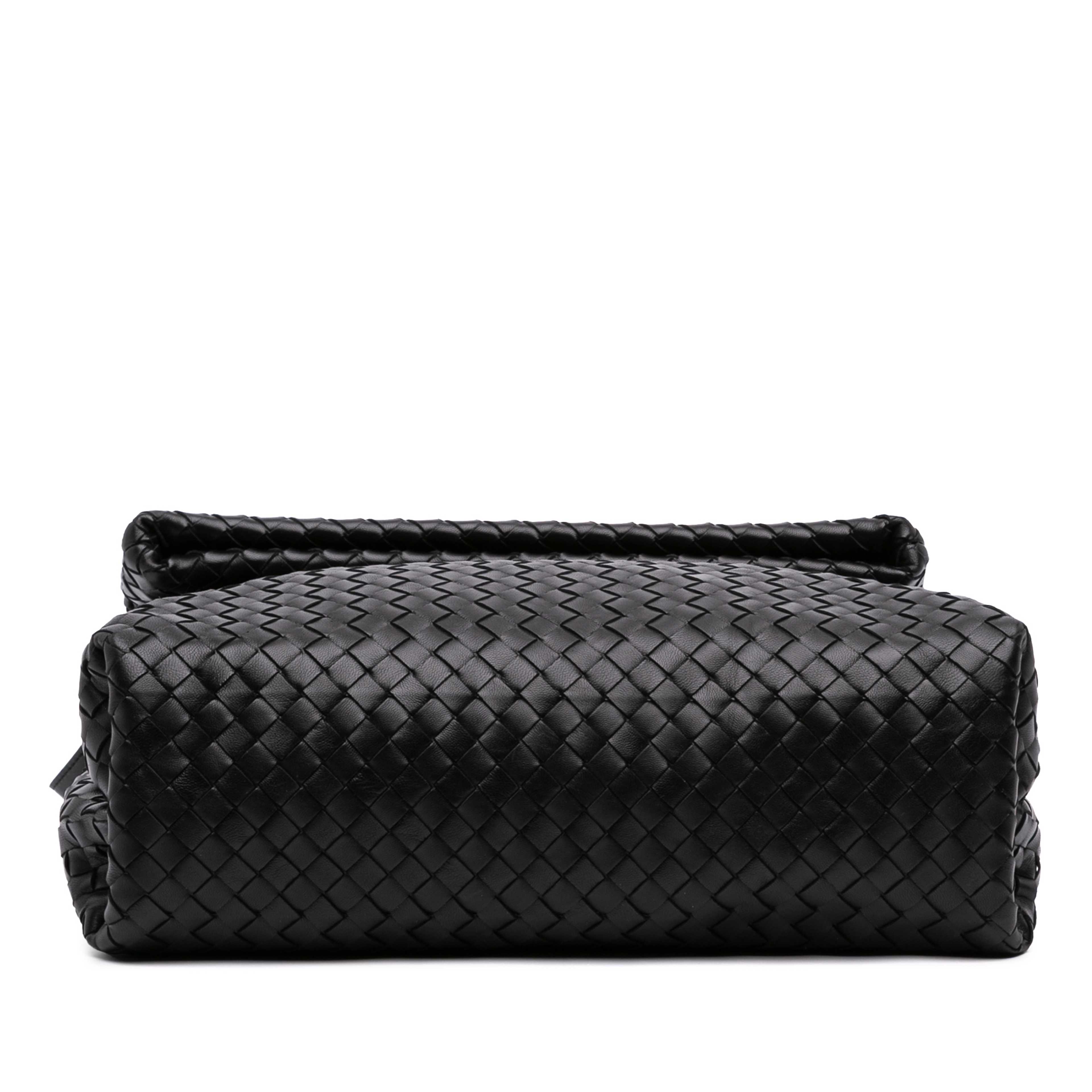 Bottega Veneta Small Nappa Intrecciato Fold Over Flap Crossbody, från Luxclusif, i färgen svart. Klicka för att öppna bilden i stort format