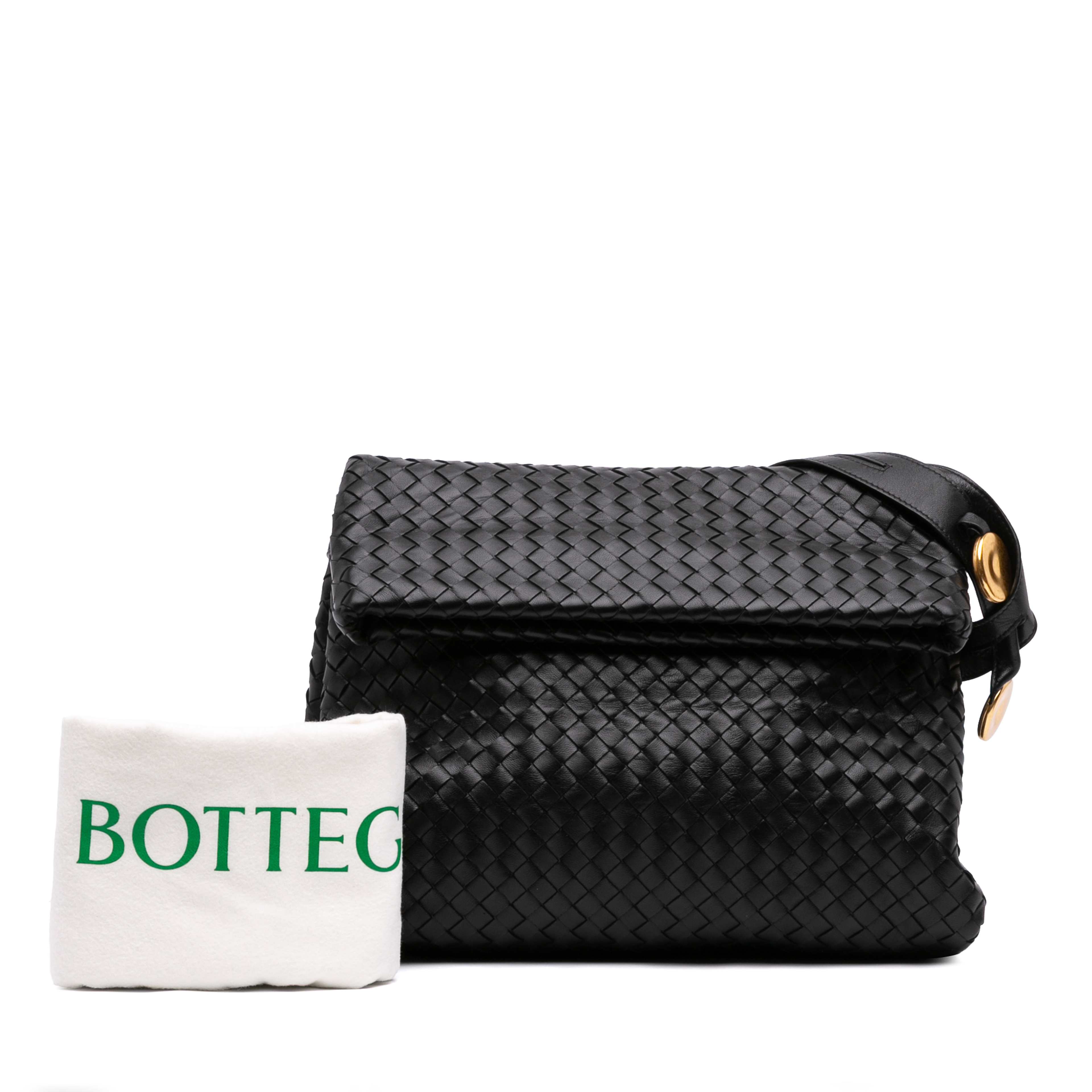 Bottega Veneta Small Nappa Intrecciato Fold Over Flap Crossbody, från Luxclusif, i färgen svart. Klicka för att öppna bilden i stort format