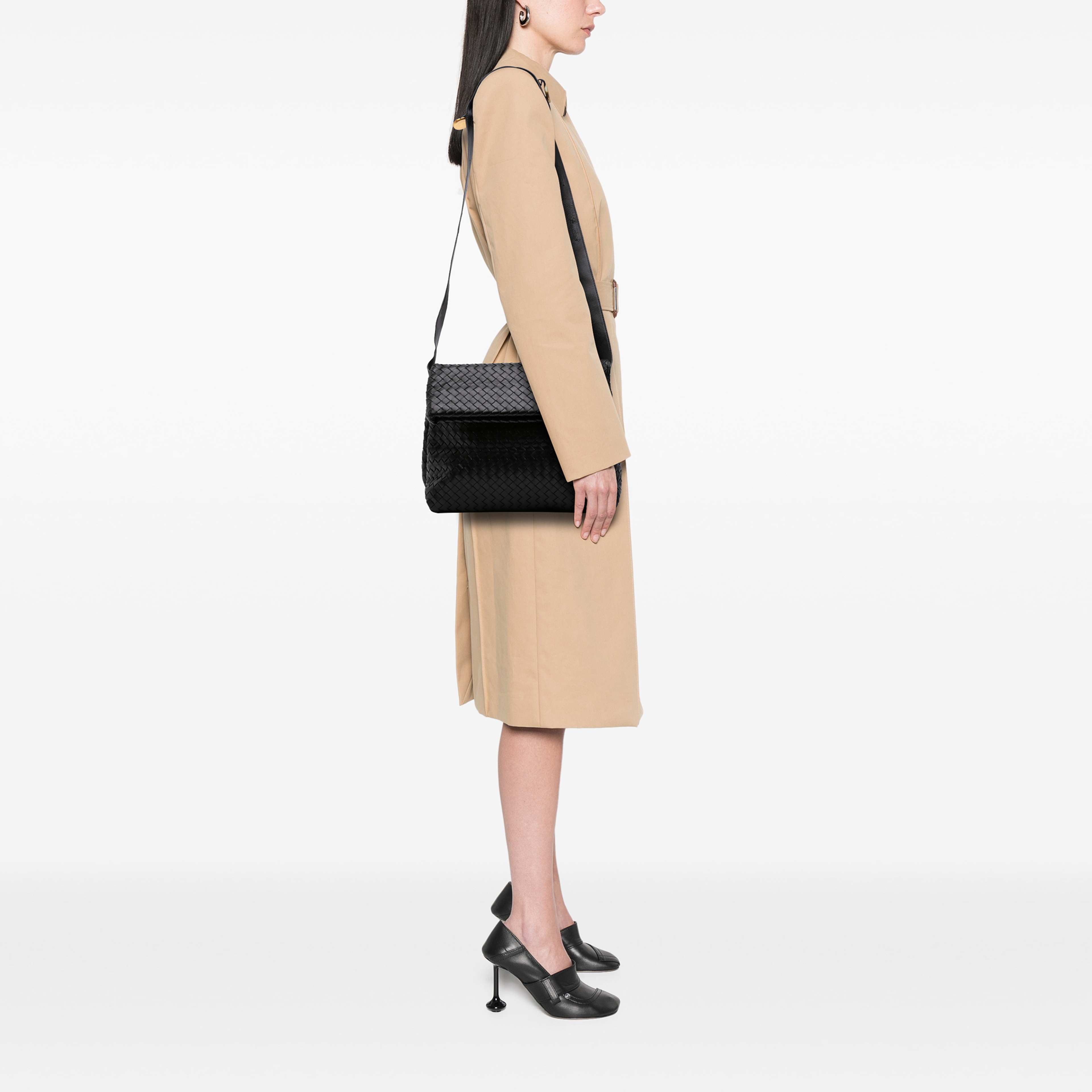Bottega Veneta Small Nappa Intrecciato Fold Over Flap Crossbody, från Luxclusif, i färgen svart. Klicka för att öppna bilden i stort format