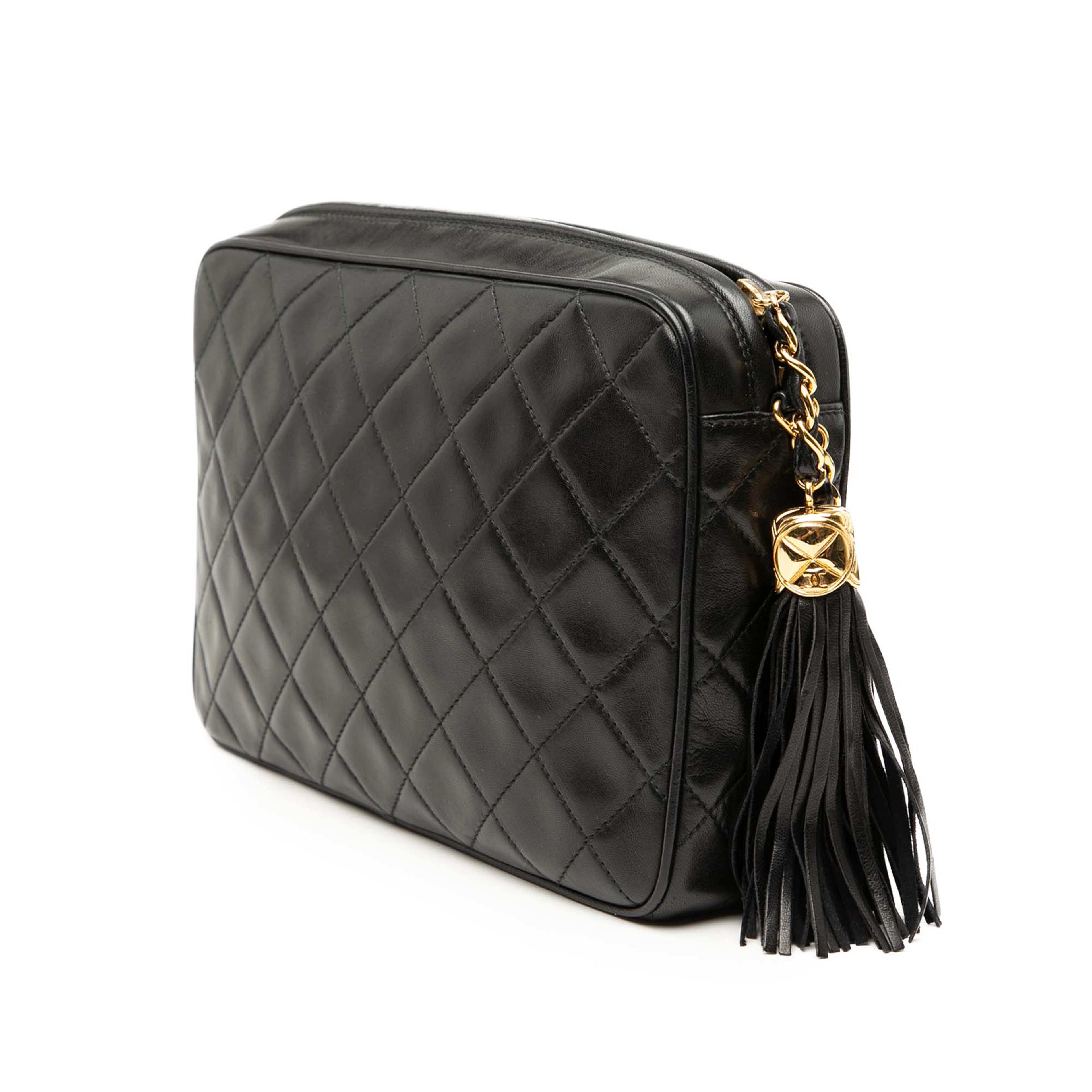 Chanel Cc Quilted Lambskin Tassel Camera Bag, från Luxclusif, i färgen black. Klicka för att öppna bilden i stort format