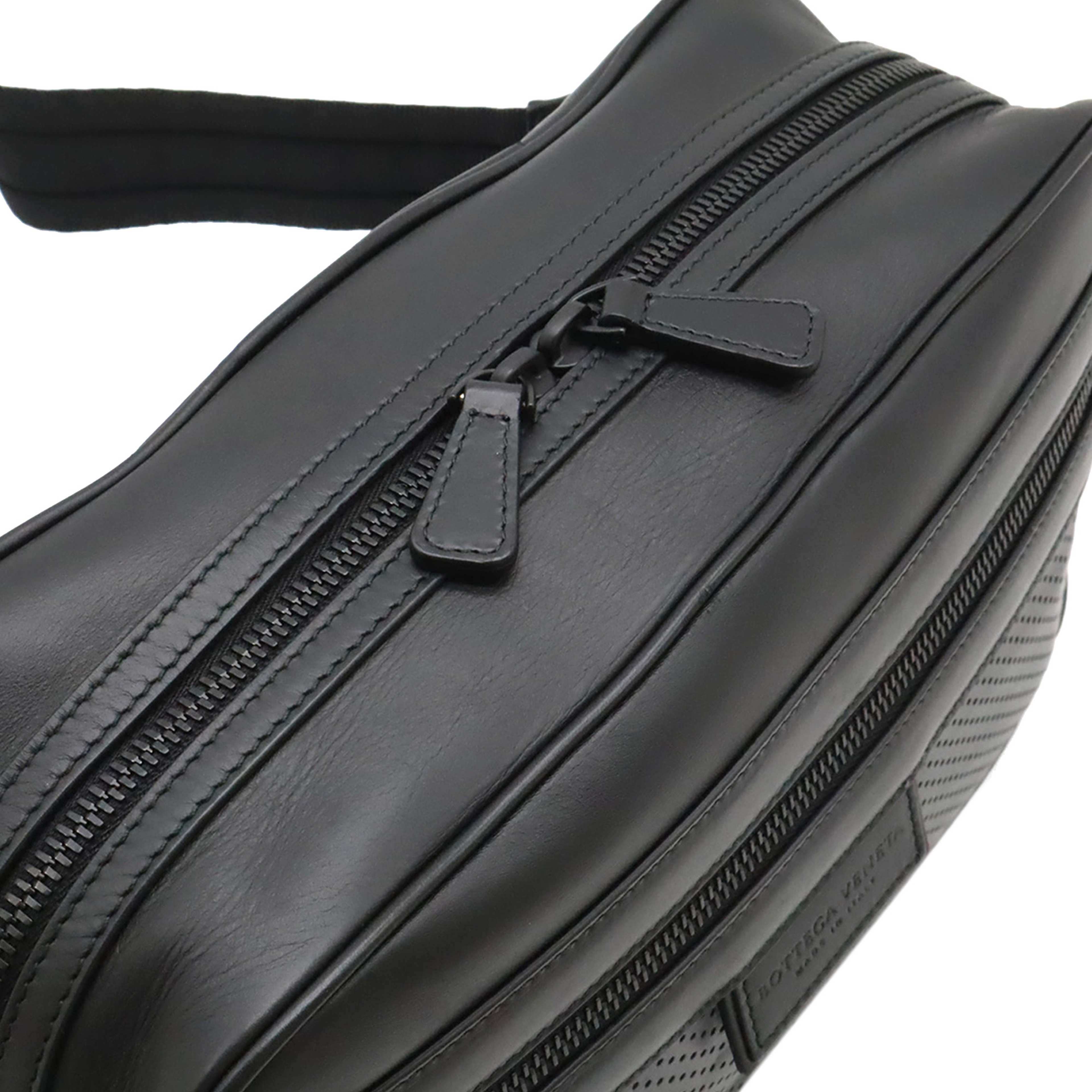 Bottega Veneta Perforated Calfskin Leggero Belt Bag, från Luxclusif, i färgen svart. Klicka för att öppna bilden i stort format