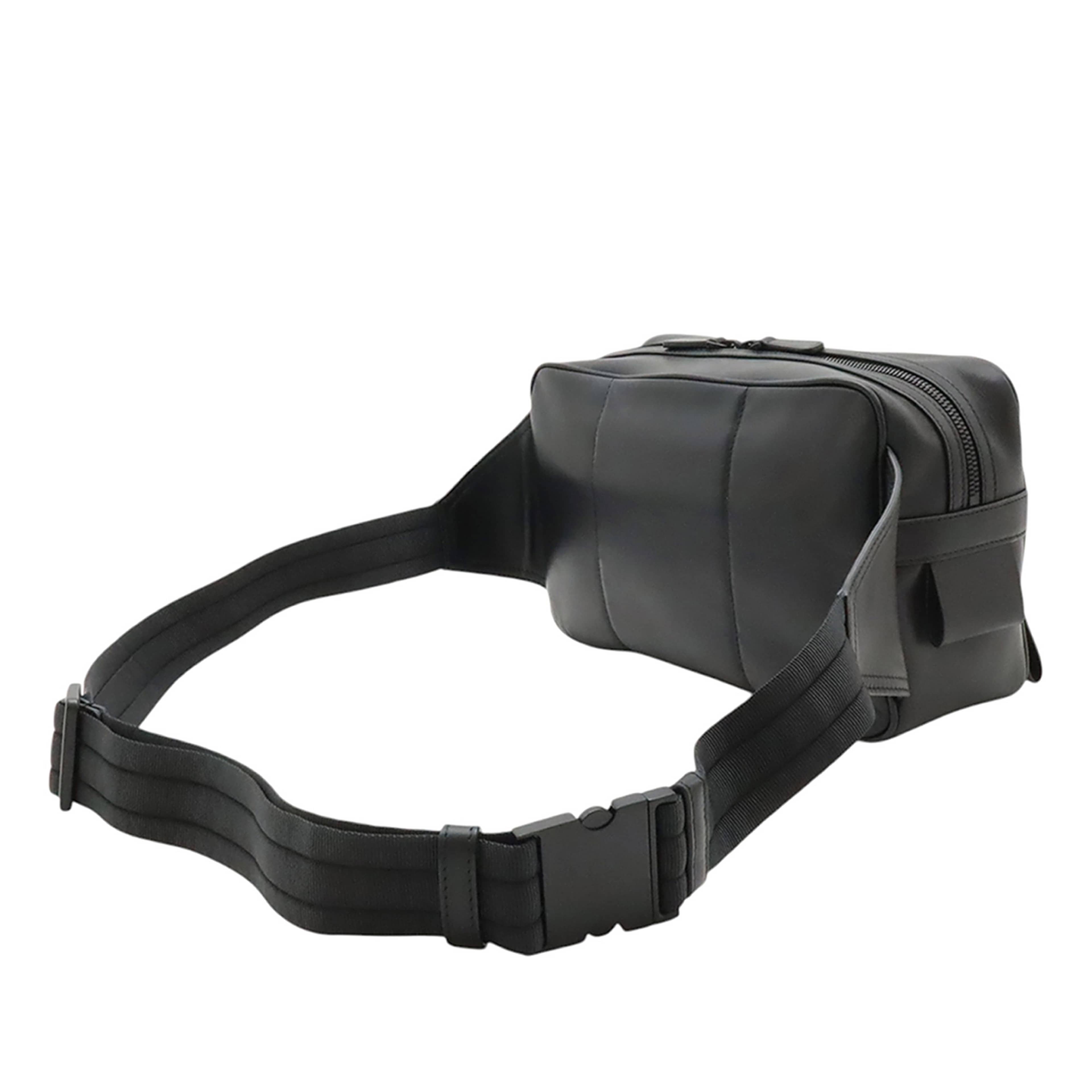 Bottega Veneta Perforated Calfskin Leggero Belt Bag, från Luxclusif, i färgen svart. Klicka för att öppna bilden i stort format