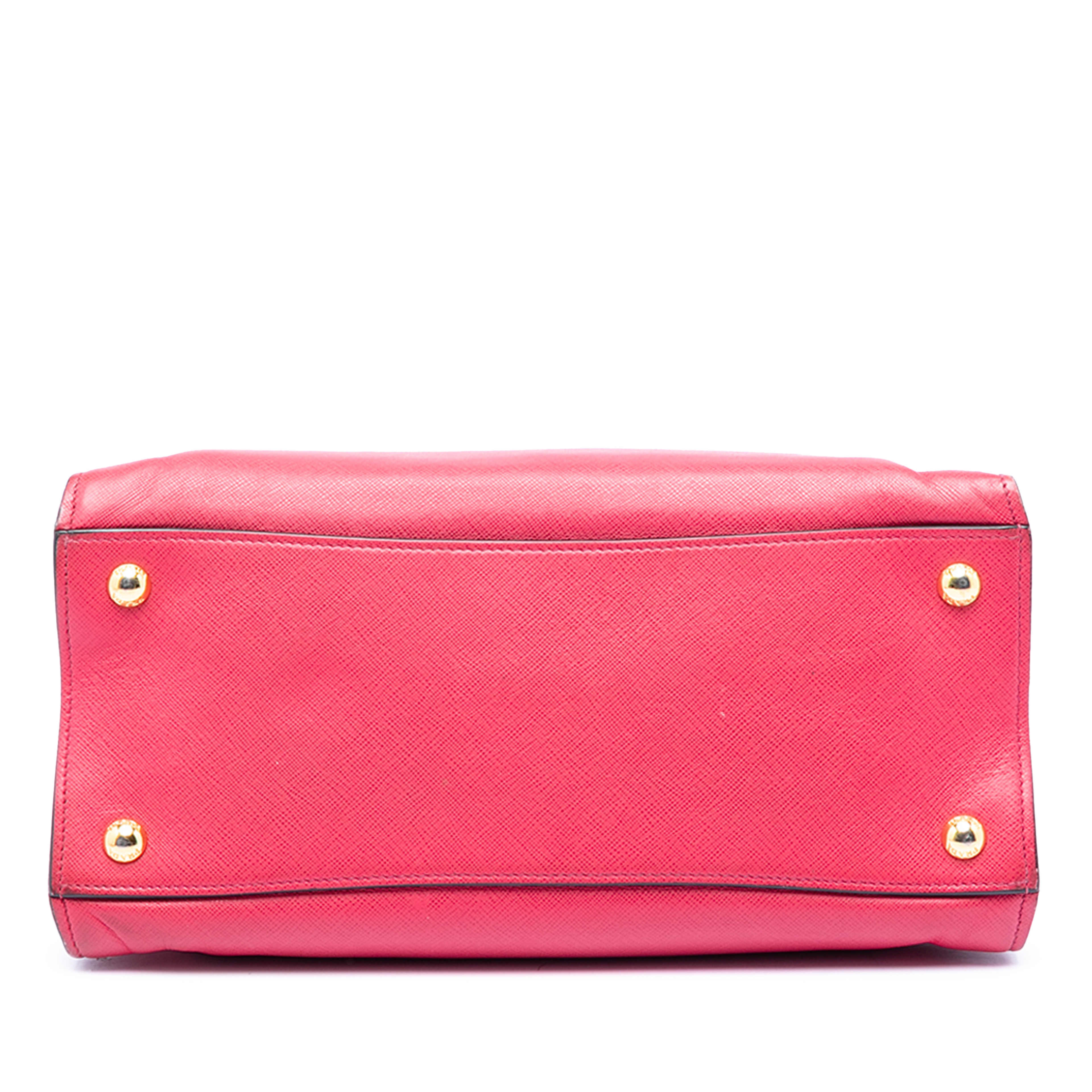 Prada Saffiano Soft Triple Pocket Tote, från Luxclusif, i färgen rosa. Klicka för att öppna bilden i stort format