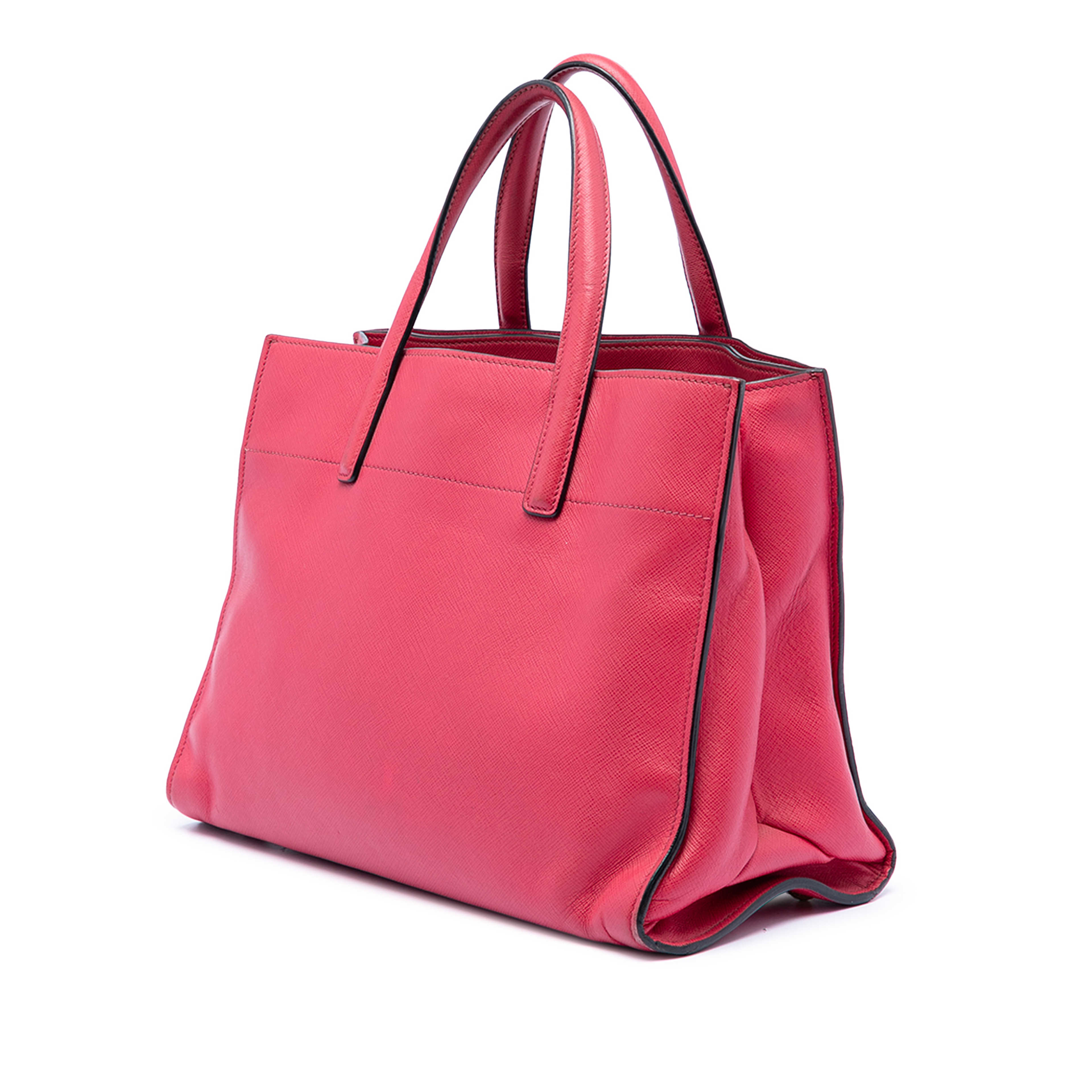 Prada Saffiano Soft Triple Pocket Tote, från Luxclusif, i färgen rosa. Klicka för att öppna bilden i stort format
