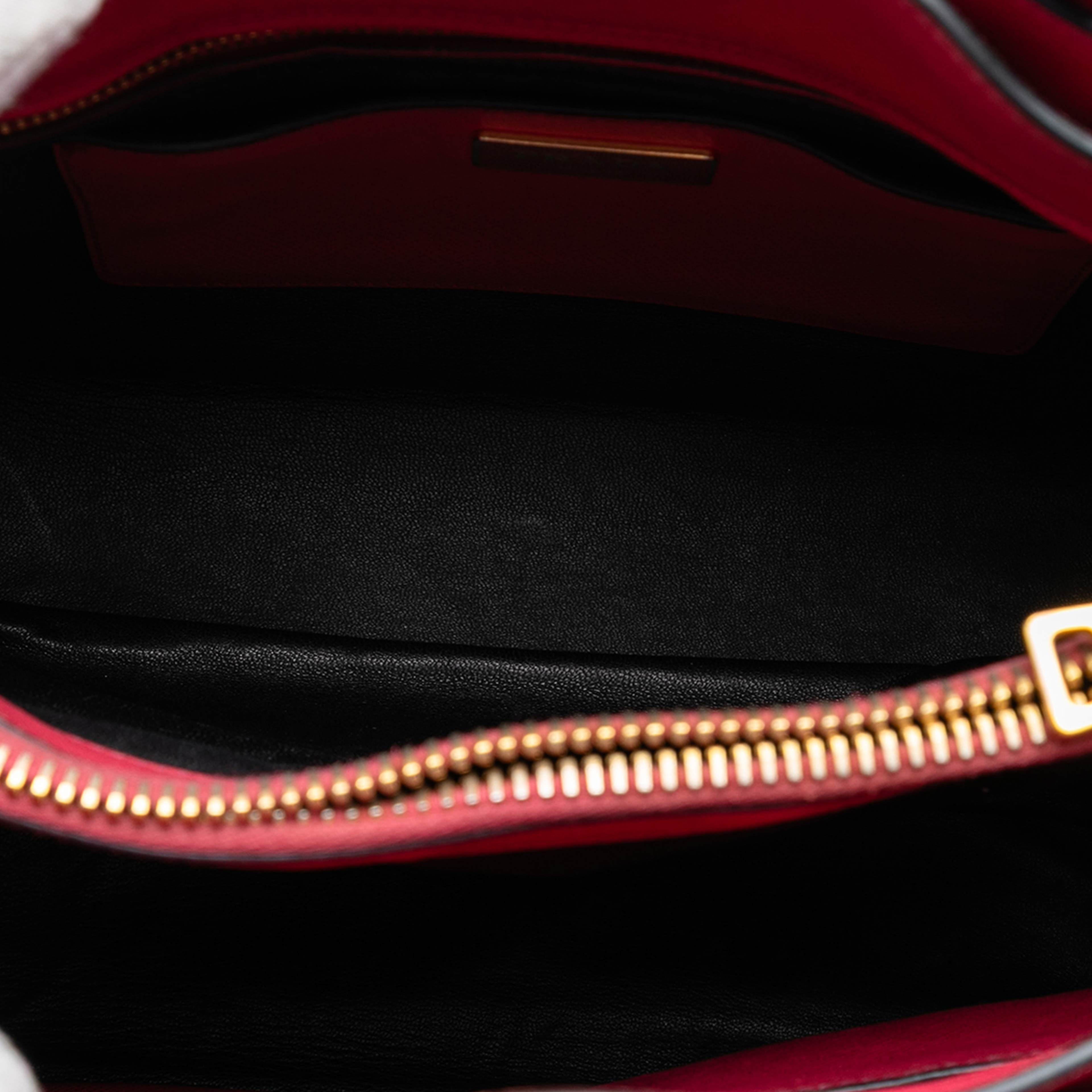 Prada Saffiano Soft Triple Pocket Tote, från Luxclusif, i färgen pink. Klicka för att öppna bilden i stort format