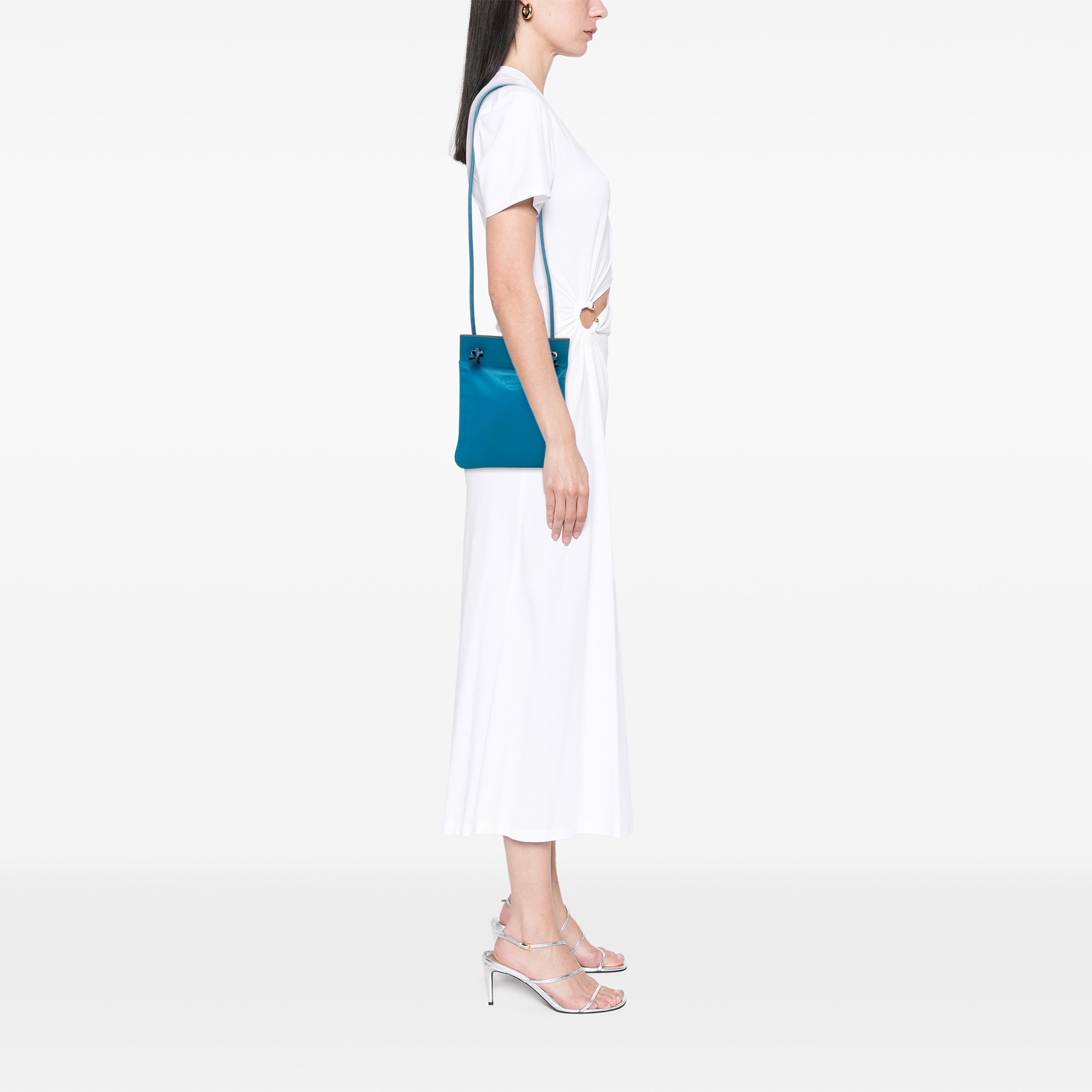Hermès Mini Swift Aline Bag, från Luxclusif, i färgen blå. Klicka för att öppna bilden i stort format