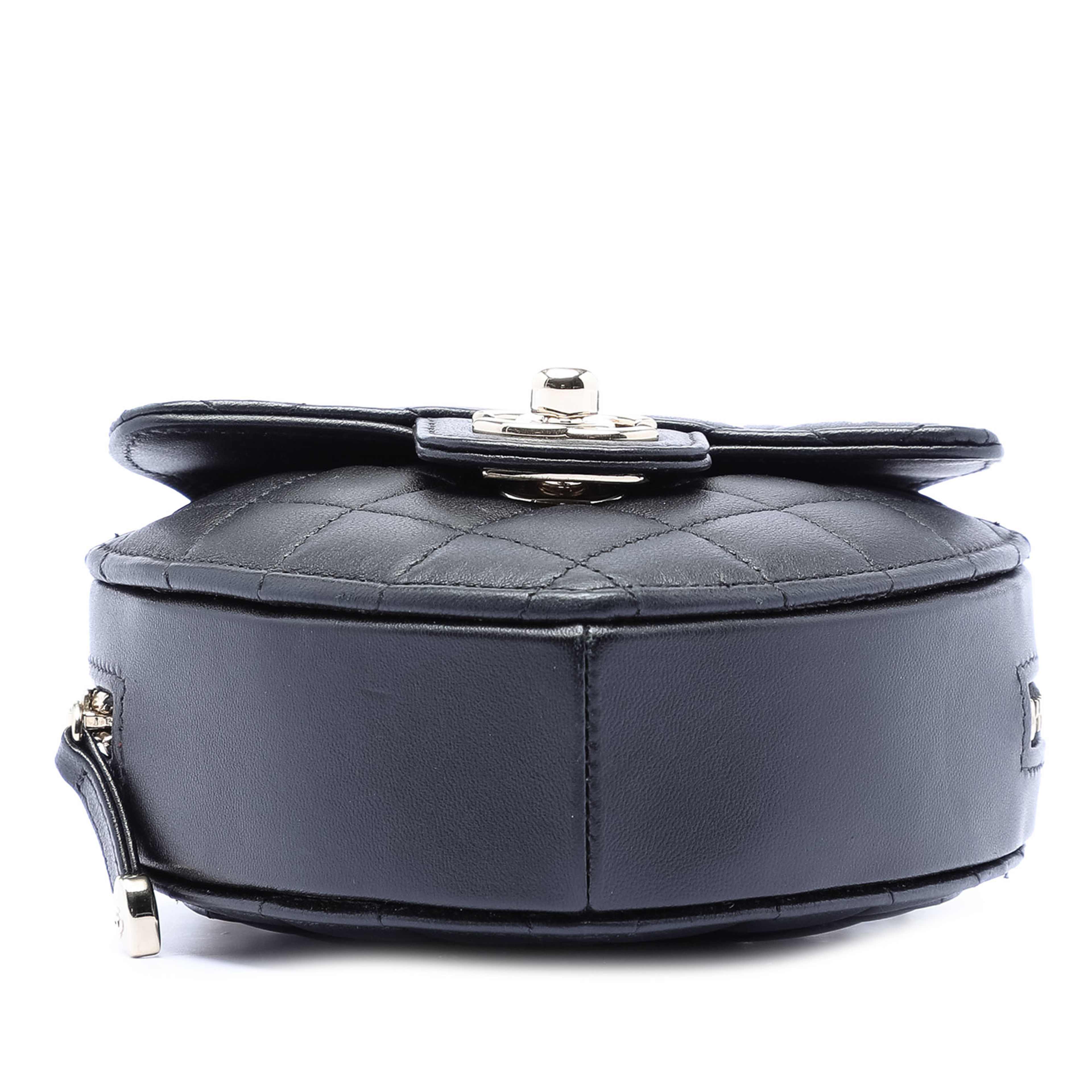 Chanel Mini Lambskin Cc In Love Heart Crossbody, från Luxclusif, i färgen black. Klicka för att öppna bilden i stort format