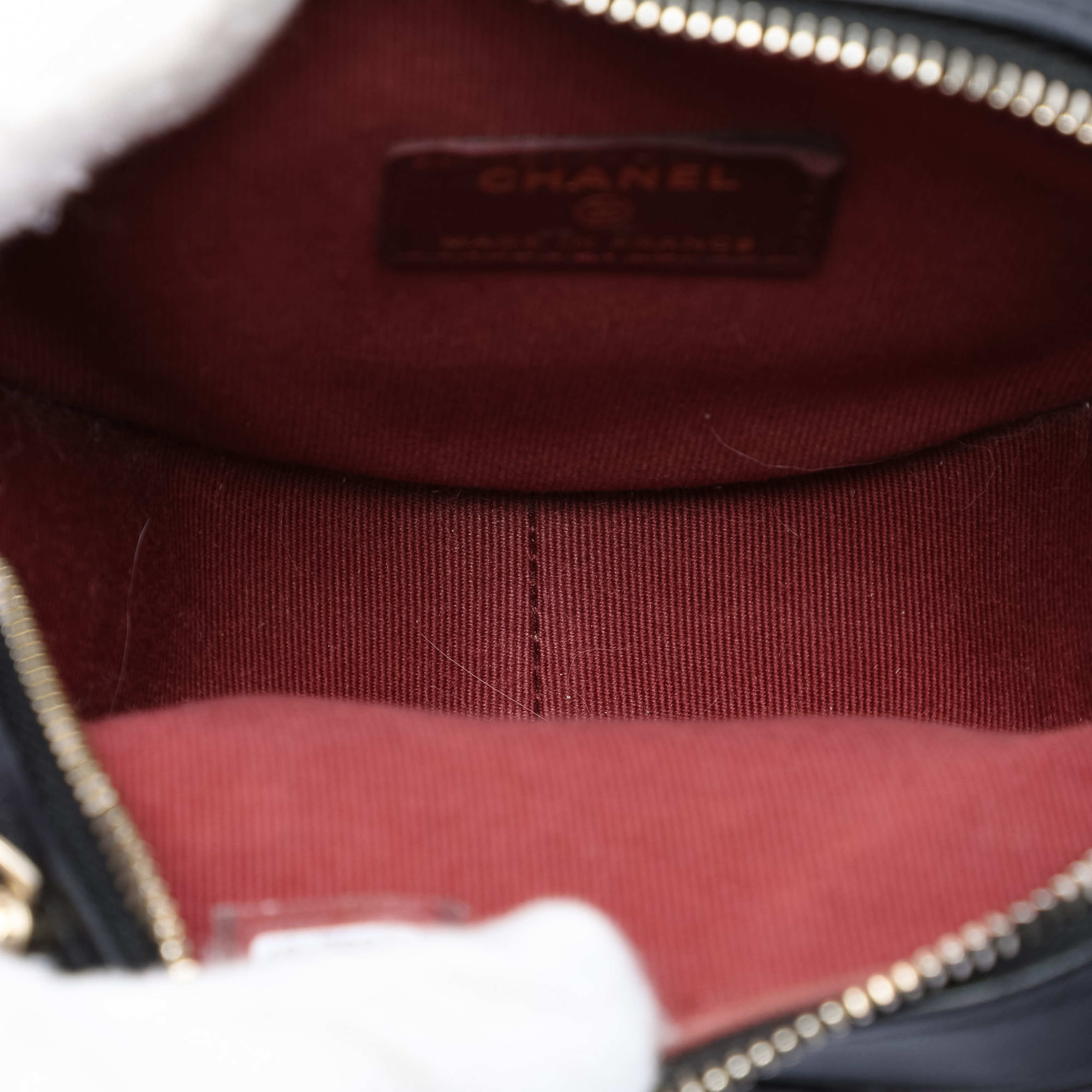 Chanel Mini Lambskin Cc In Love Heart Crossbody, från Luxclusif, i färgen black. Klicka för att öppna bilden i stort format