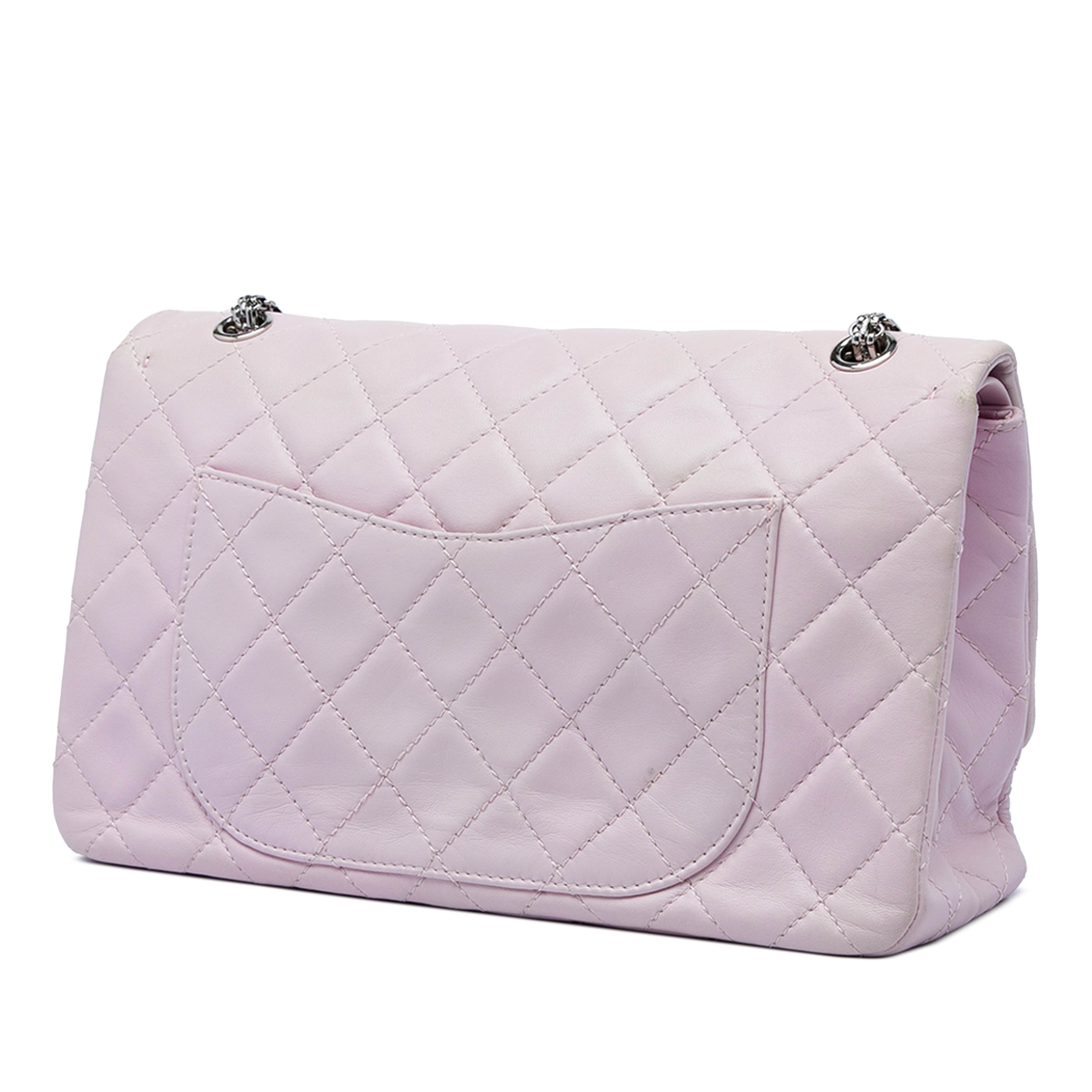 Chanel Quilted Lambskin Reissue 2.55 Double Flap 227, från Luxclusif, i färgen purpur. Klicka för att öppna bilden i stort format