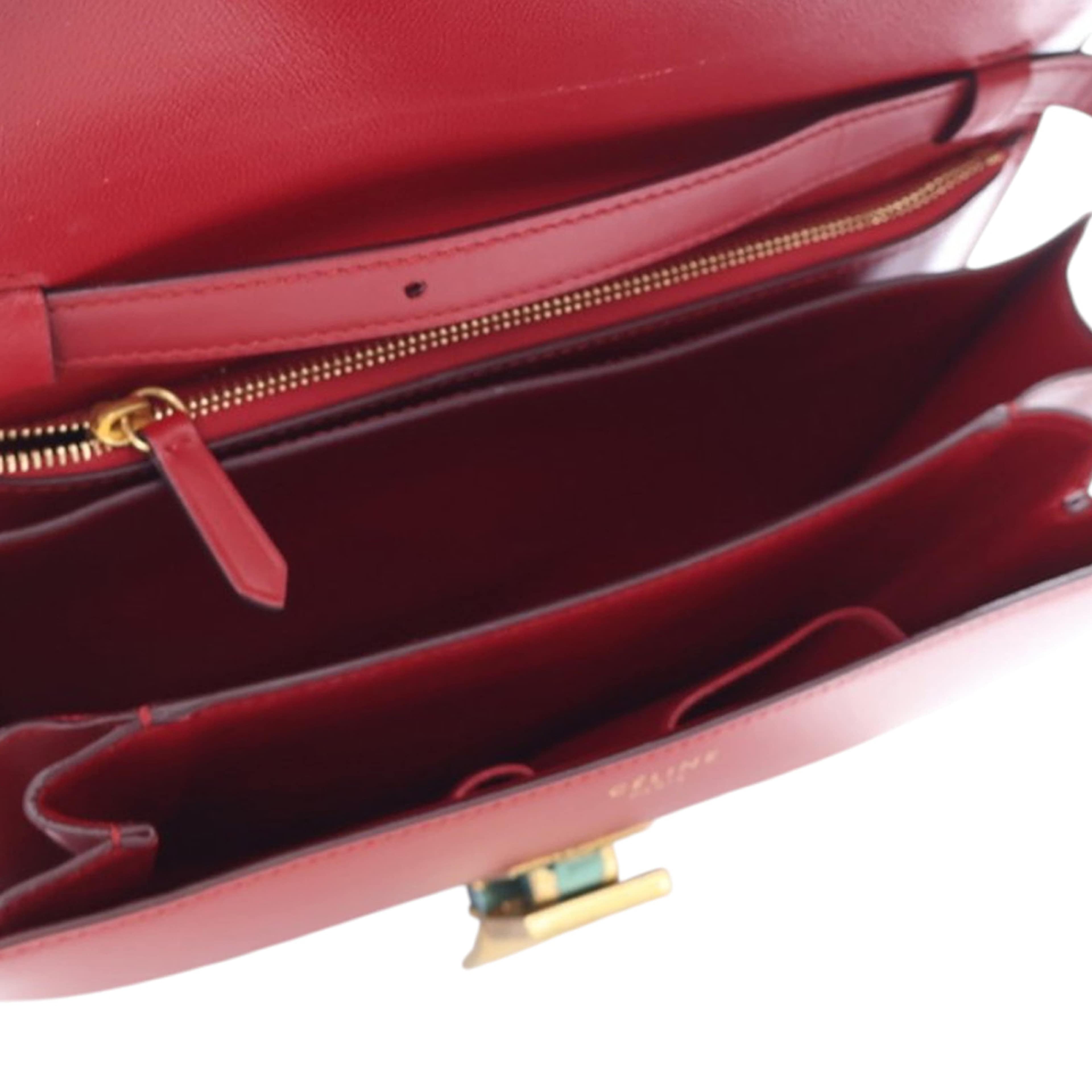 Celine Medium Calfskin Classic Box, från Luxclusif, i färgen red. Klicka för att öppna bilden i stort format