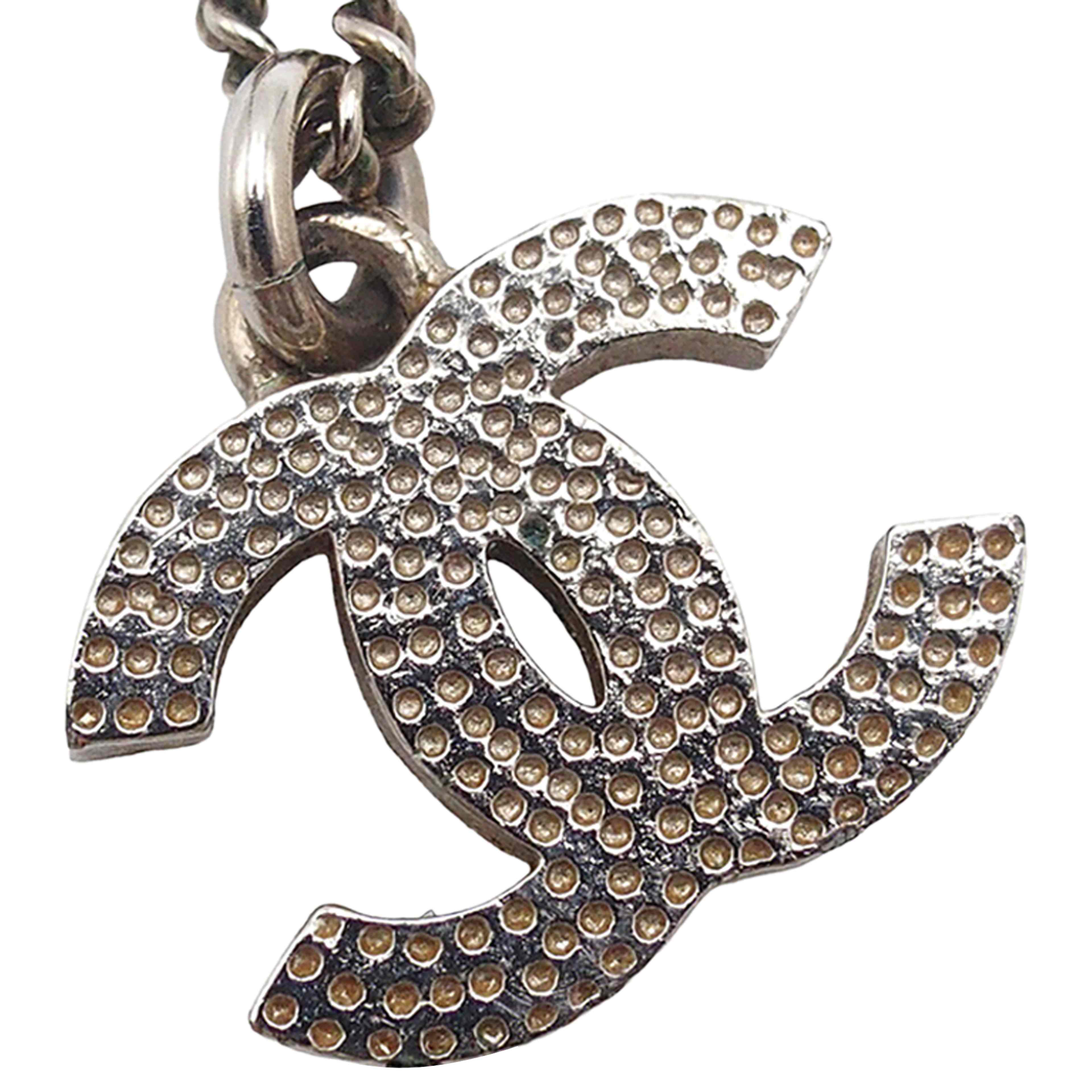 Chanel Cc Silver Plated Rhinestone Pendant Necklace, från Luxclusif, i färgen silver. Klicka för att öppna bilden i stort format