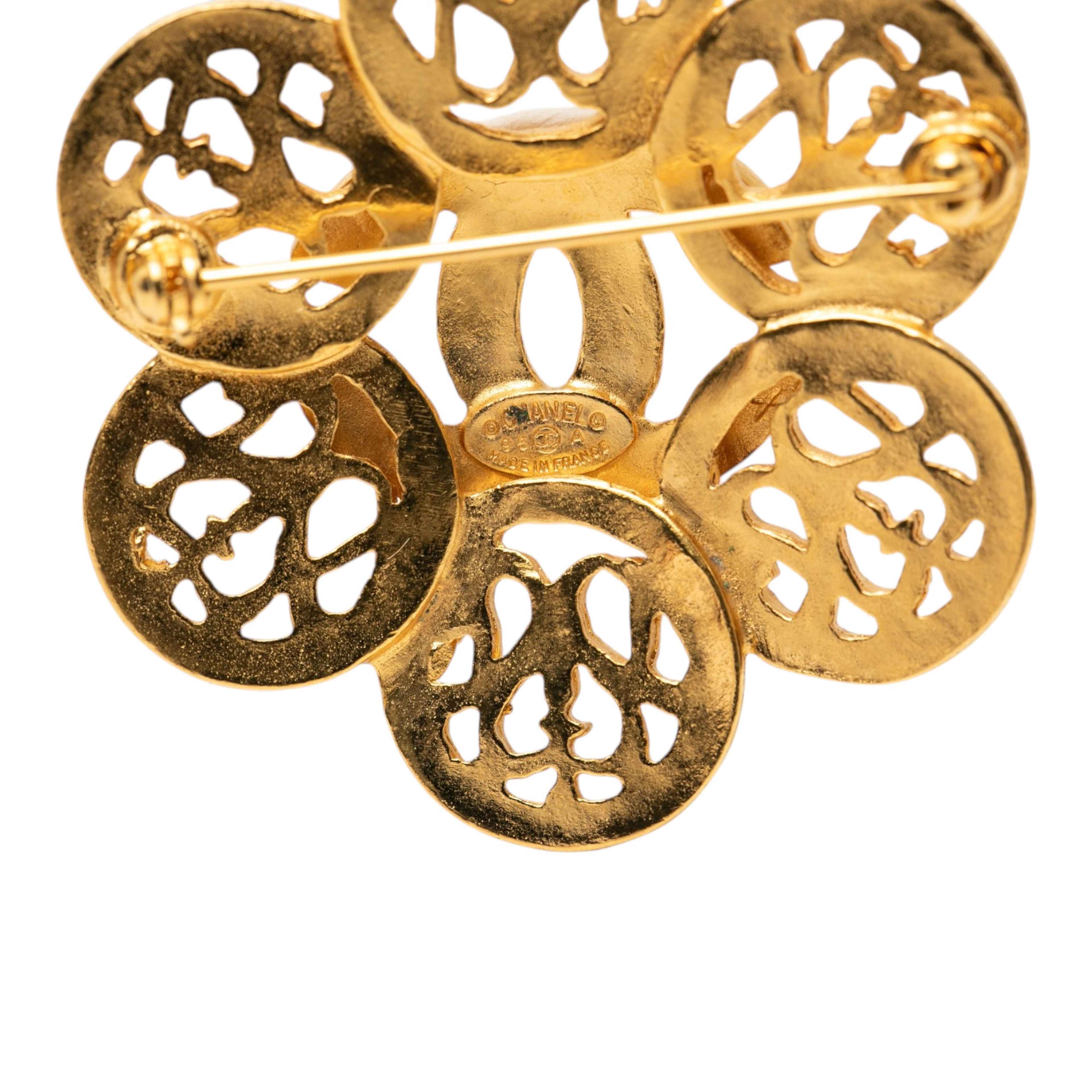 Chanel Cc Gold Plated Flower Brooch, från Luxclusif, i färgen guld. Klicka för att öppna bilden i stort format
