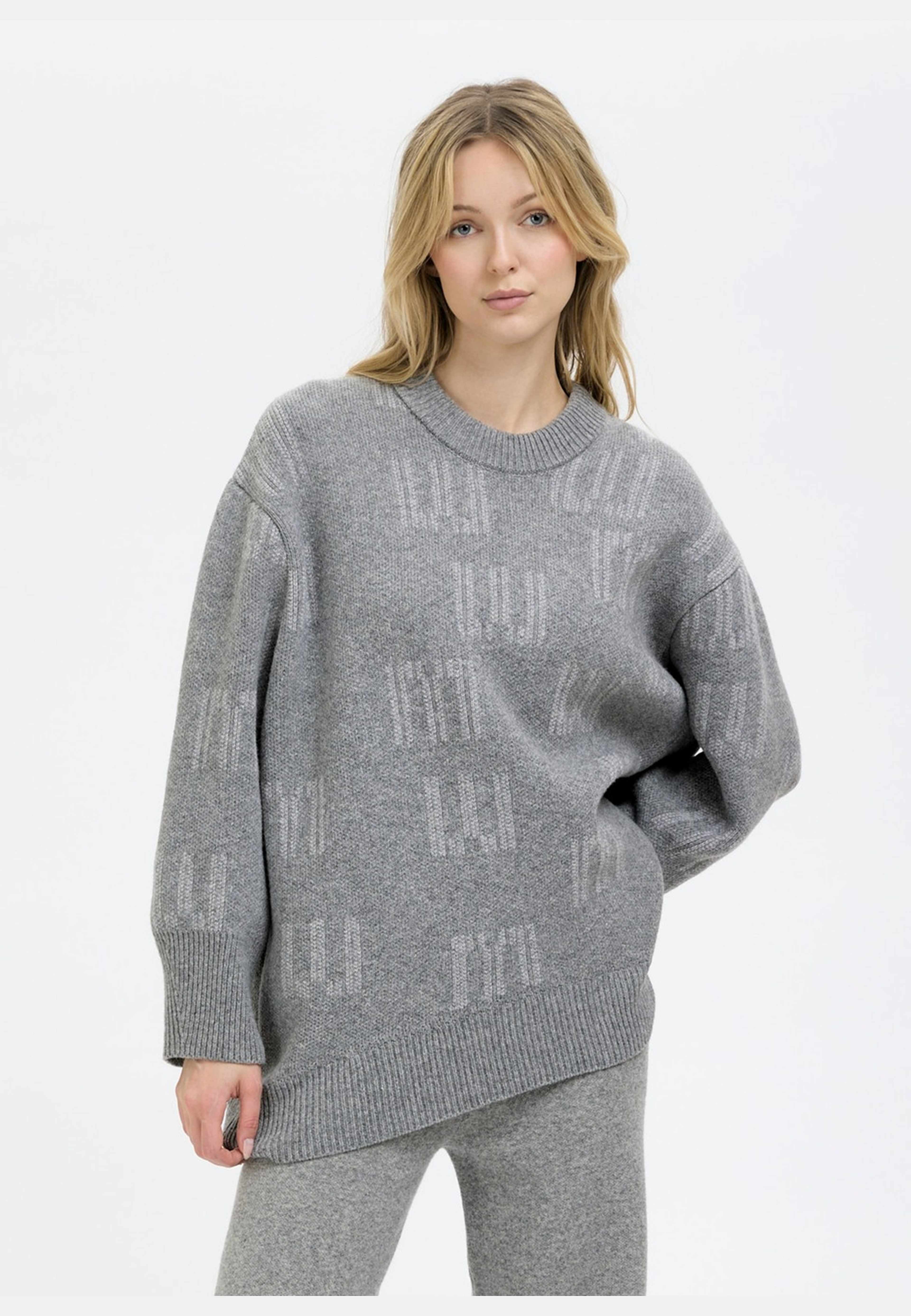 Em Stickad Tröja Aw25/26, från emmamalena, i färgen grå.