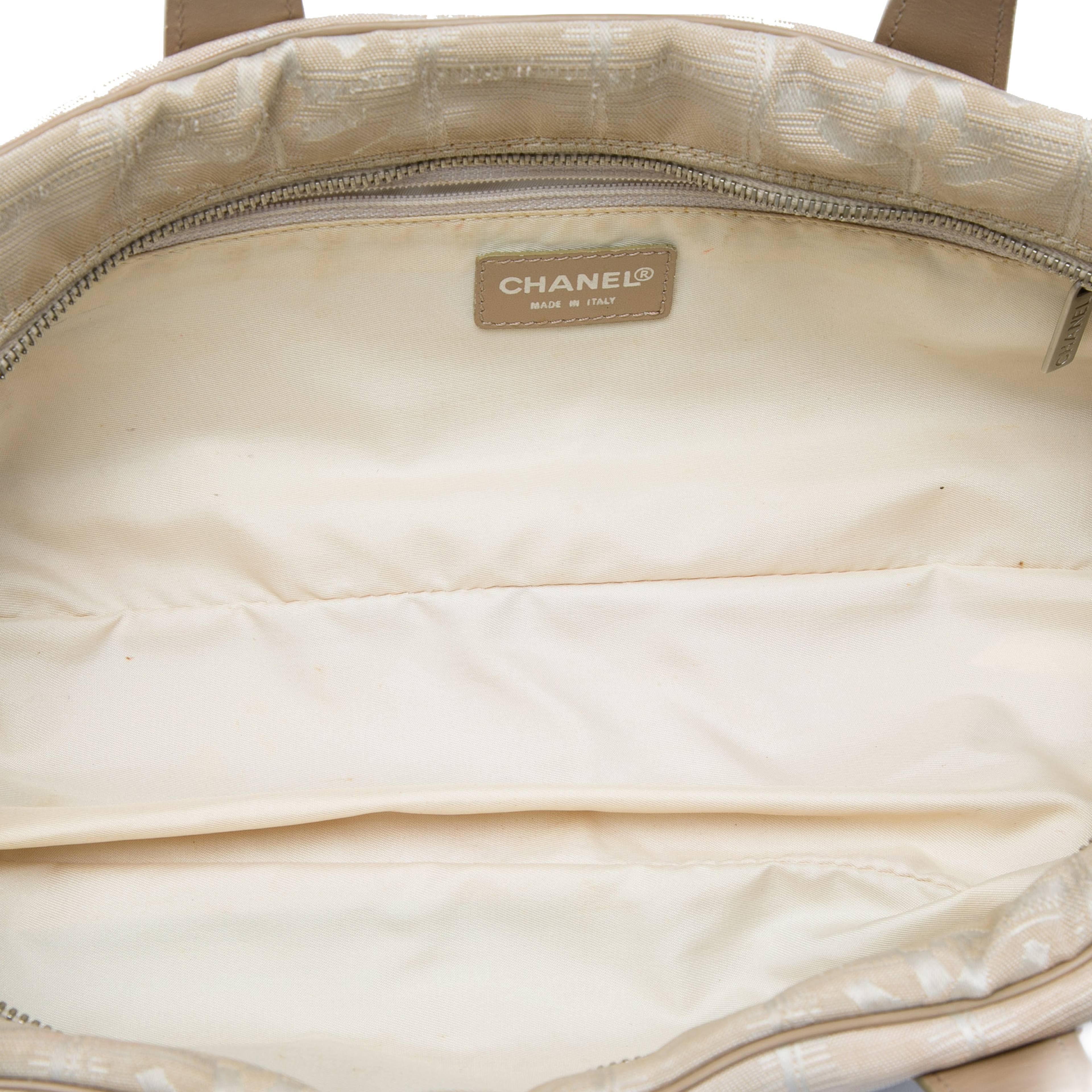 Chanel New Travel Line Nylon Handbag, från Luxclusif, i färgen beige. Klicka för att öppna bilden i stort format