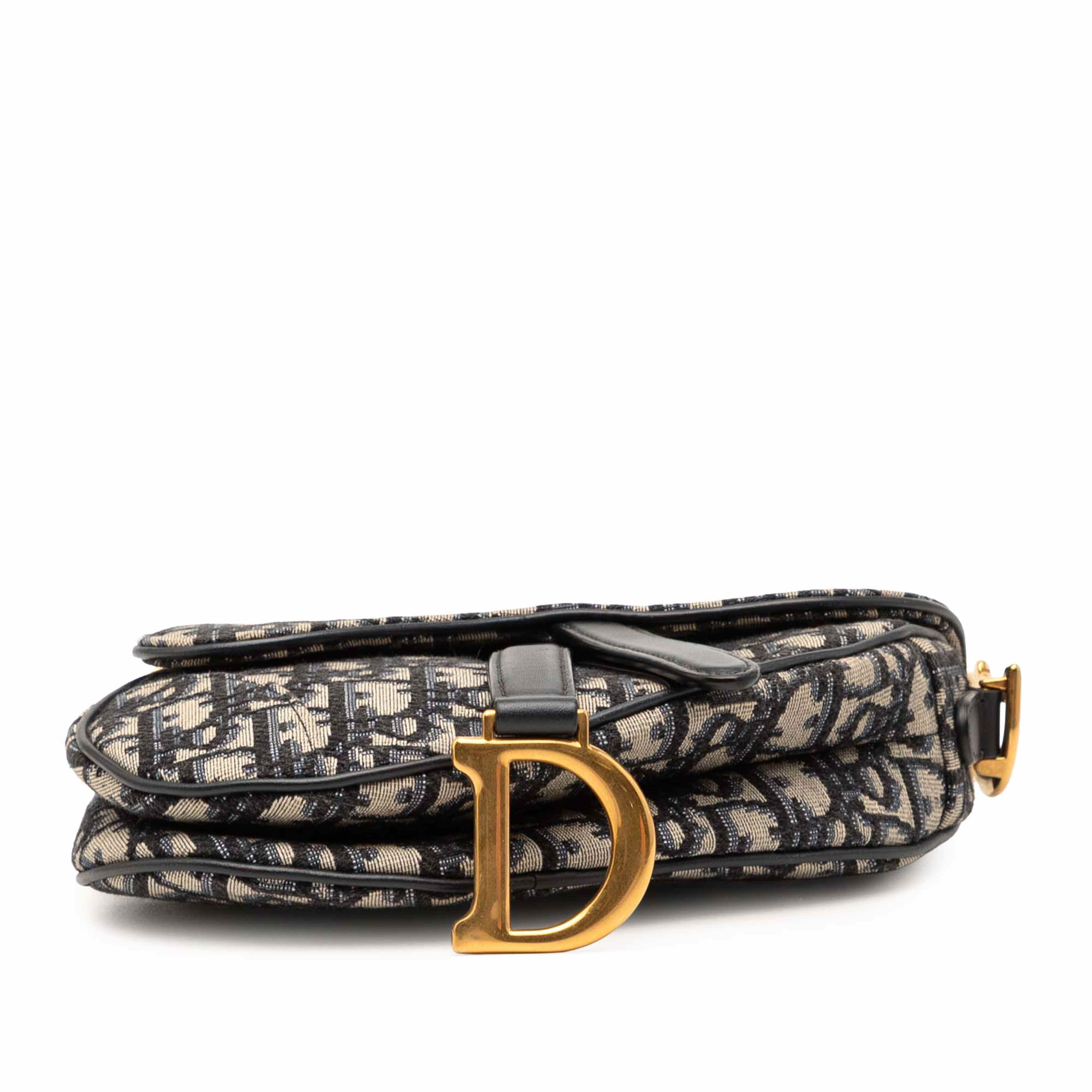 Dior Mini Oblique Canvas Saddle Bag, från Luxclusif, i färgen navy. Klicka för att öppna bilden i stort format