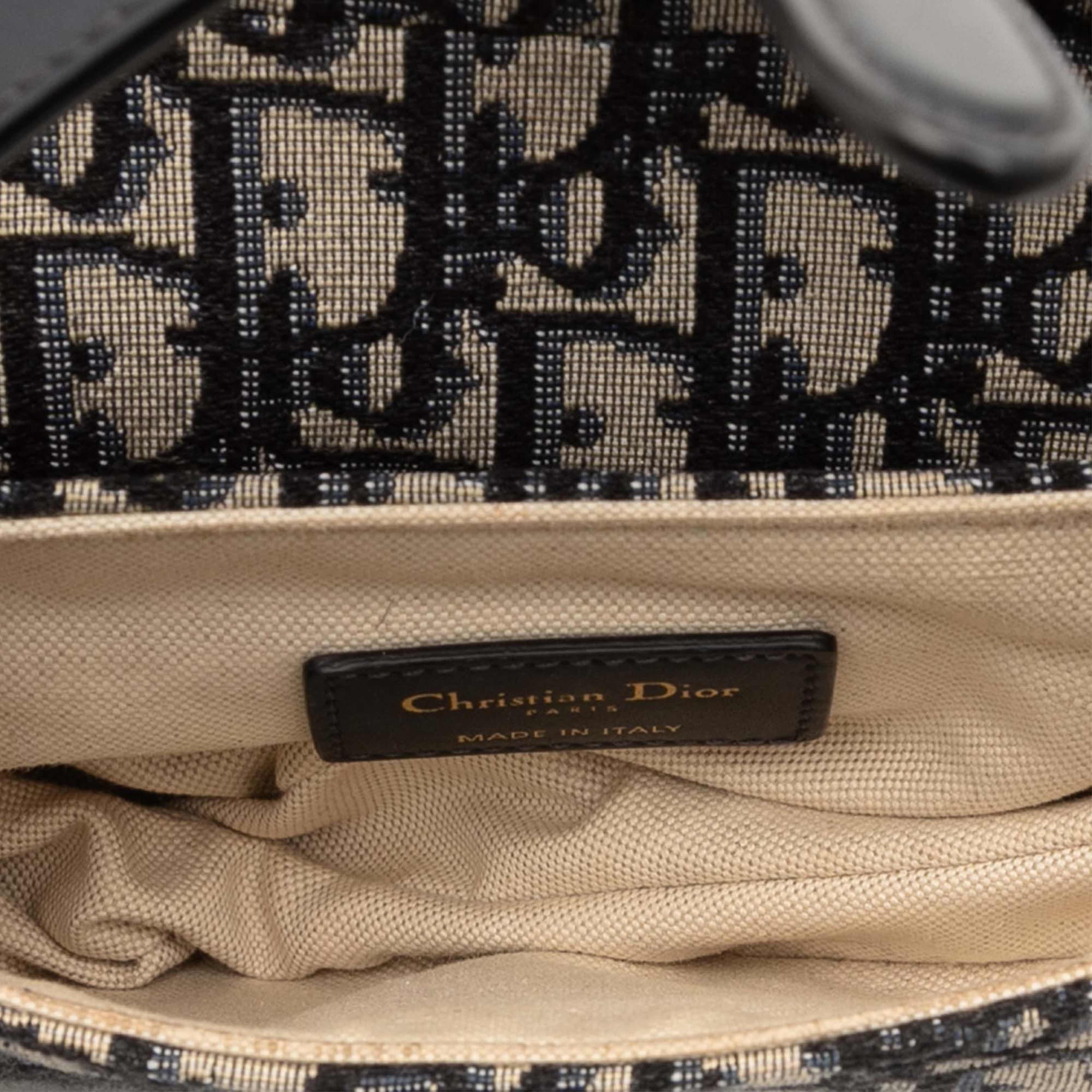 Dior Mini Oblique Canvas Saddle Bag, från Luxclusif, i färgen navy. Klicka för att öppna bilden i stort format