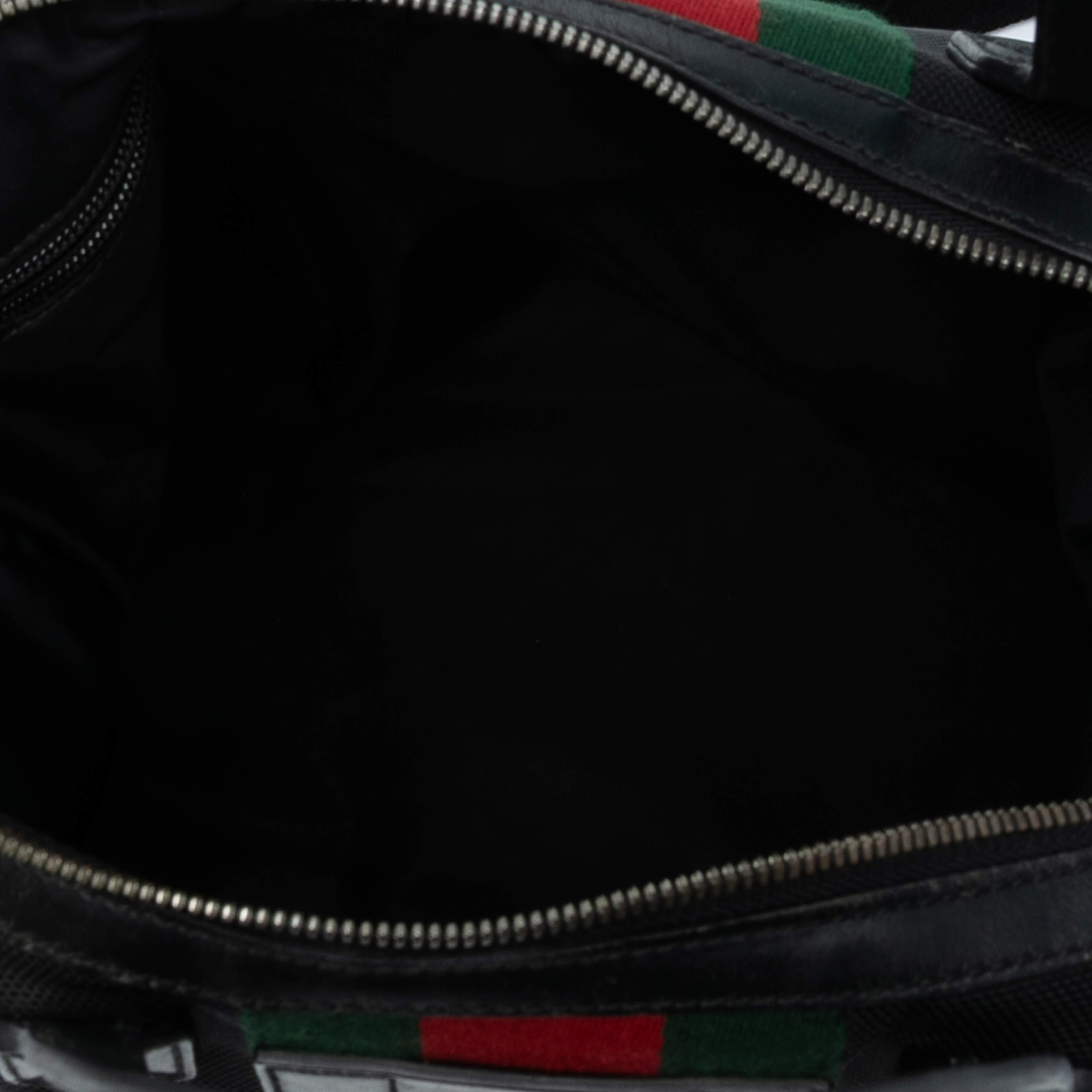 Gucci Canvas Techno Web Vertical Zip Tote, från Luxclusif, i färgen black. Klicka för att öppna bilden i stort format