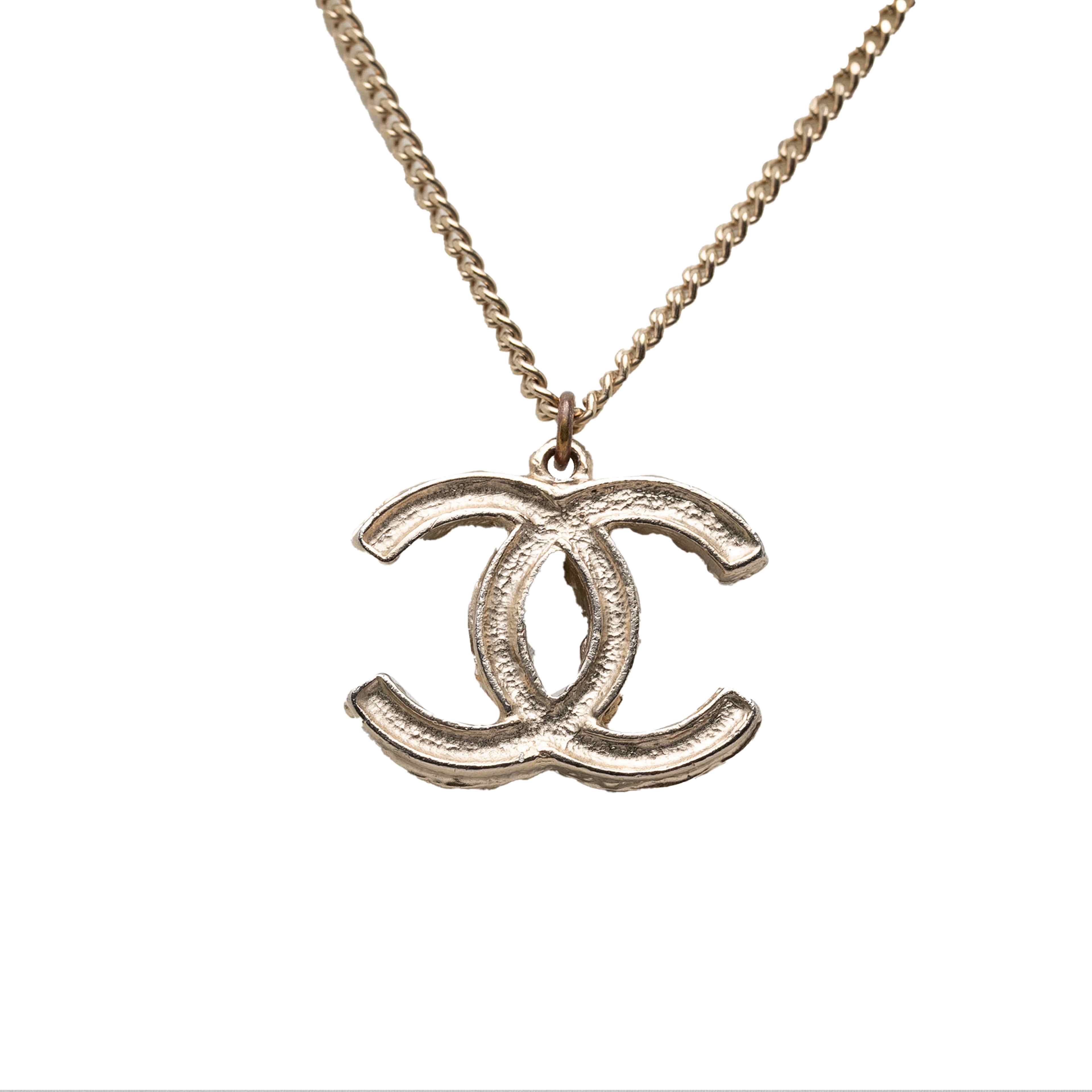 Chanel Cc Gold Plated Faux Pearl Pendant Necklace, från Luxclusif, i färgen guld. Klicka för att öppna bilden i stort format