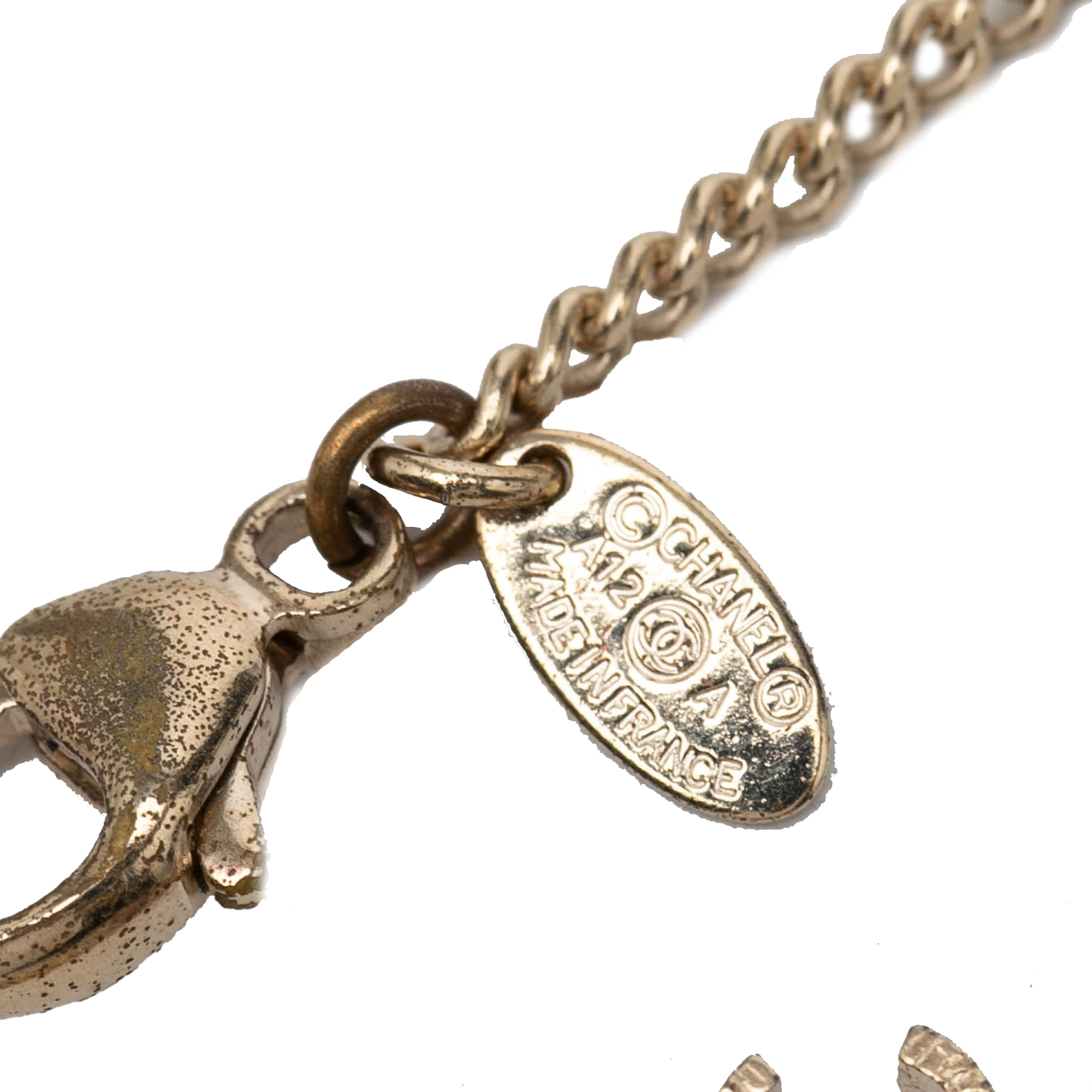 Chanel Cc Gold Plated Faux Pearl Pendant Necklace, från Luxclusif, i färgen guld. Klicka för att öppna bilden i stort format