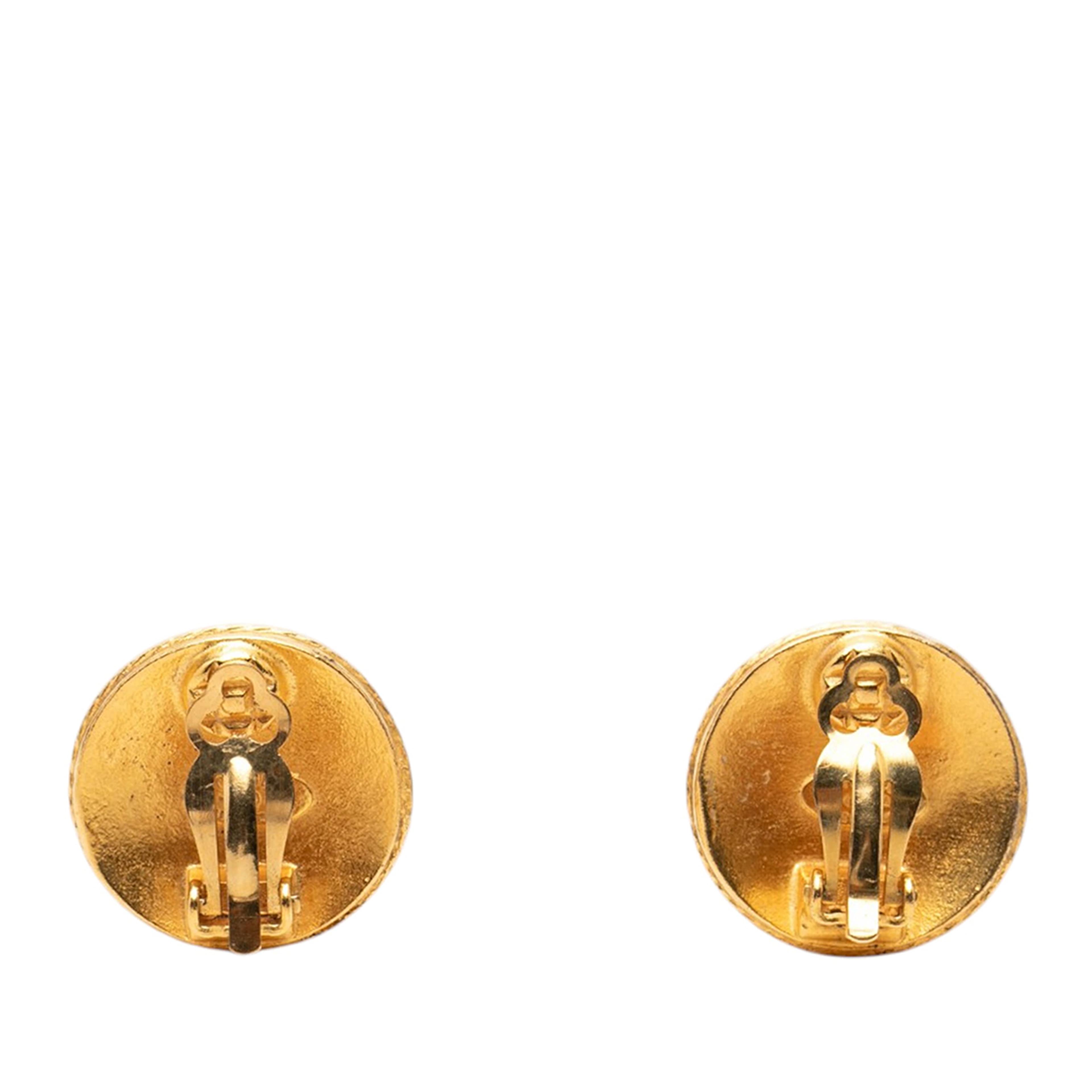 Chanel Cc Gold Plated Round Clip On Earrings, från Luxclusif, i färgen guld. Klicka för att öppna bilden i stort format