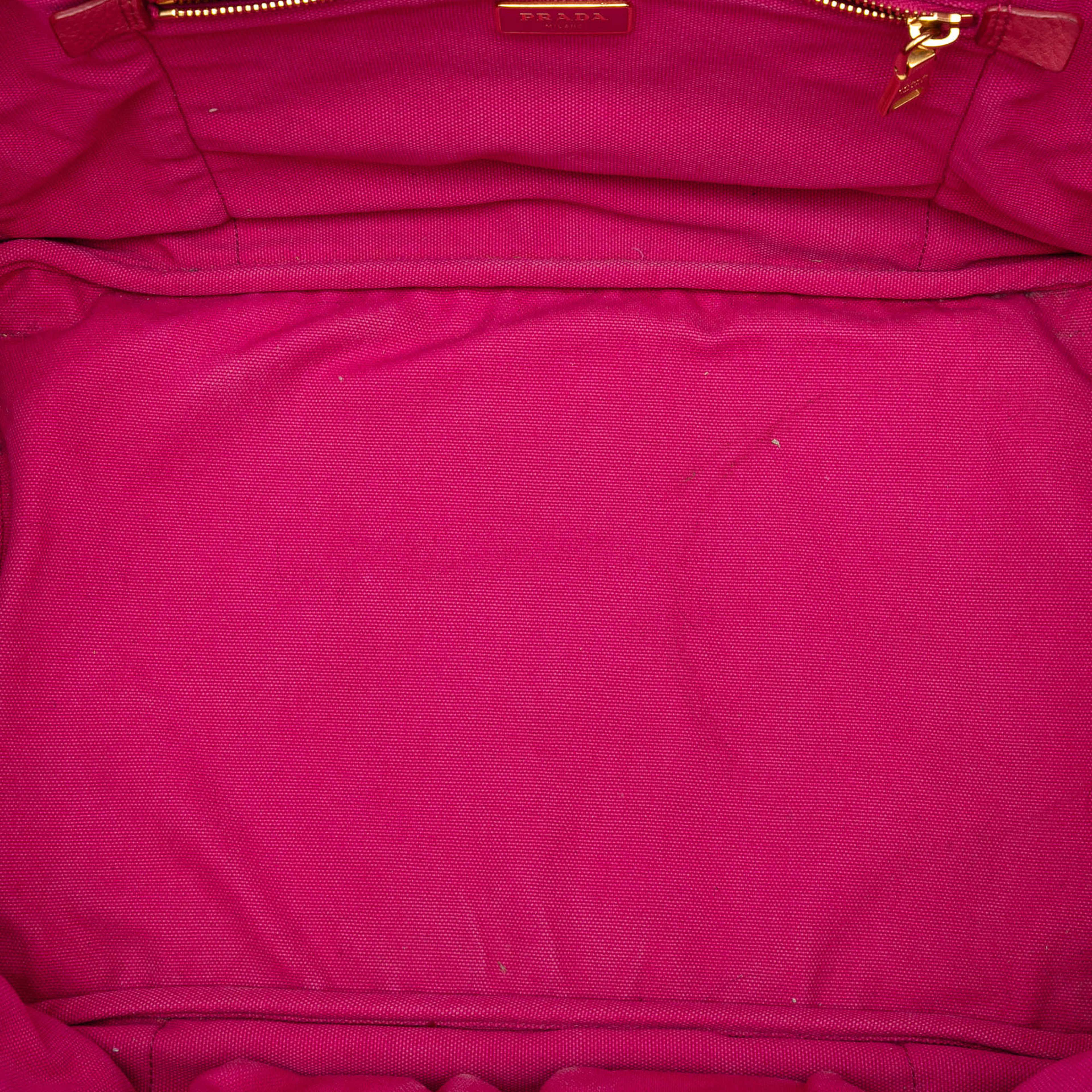 Prada Canvas Canapa Logo Tote, från Luxclusif, i färgen rosa. Klicka för att öppna bilden i stort format