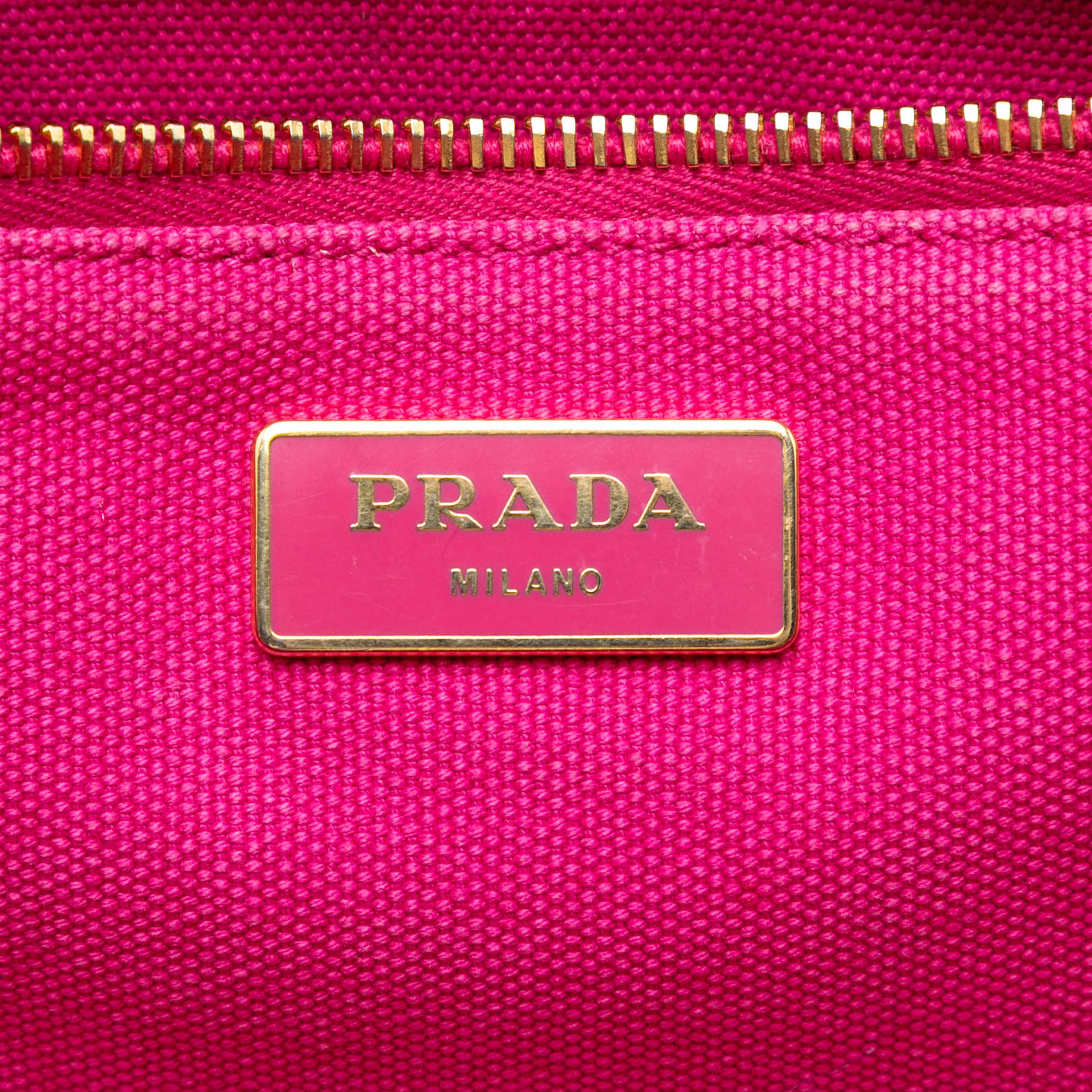 Prada Canvas Canapa Logo Tote, från Luxclusif, i färgen rosa. Klicka för att öppna bilden i stort format