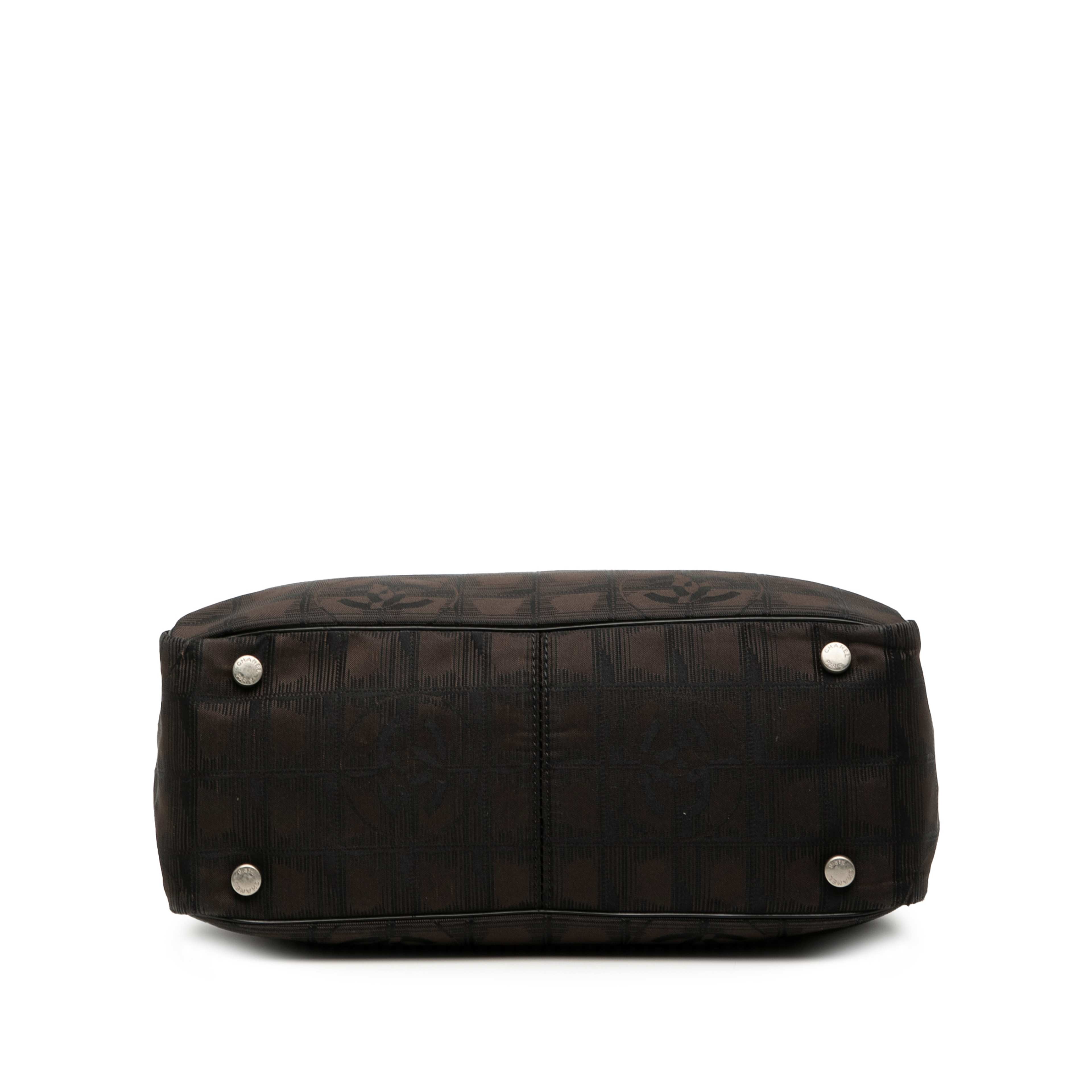 Chanel New Travel Line Nylon Tote, från Luxclusif, i färgen dark brown. Klicka för att öppna bilden i stort format