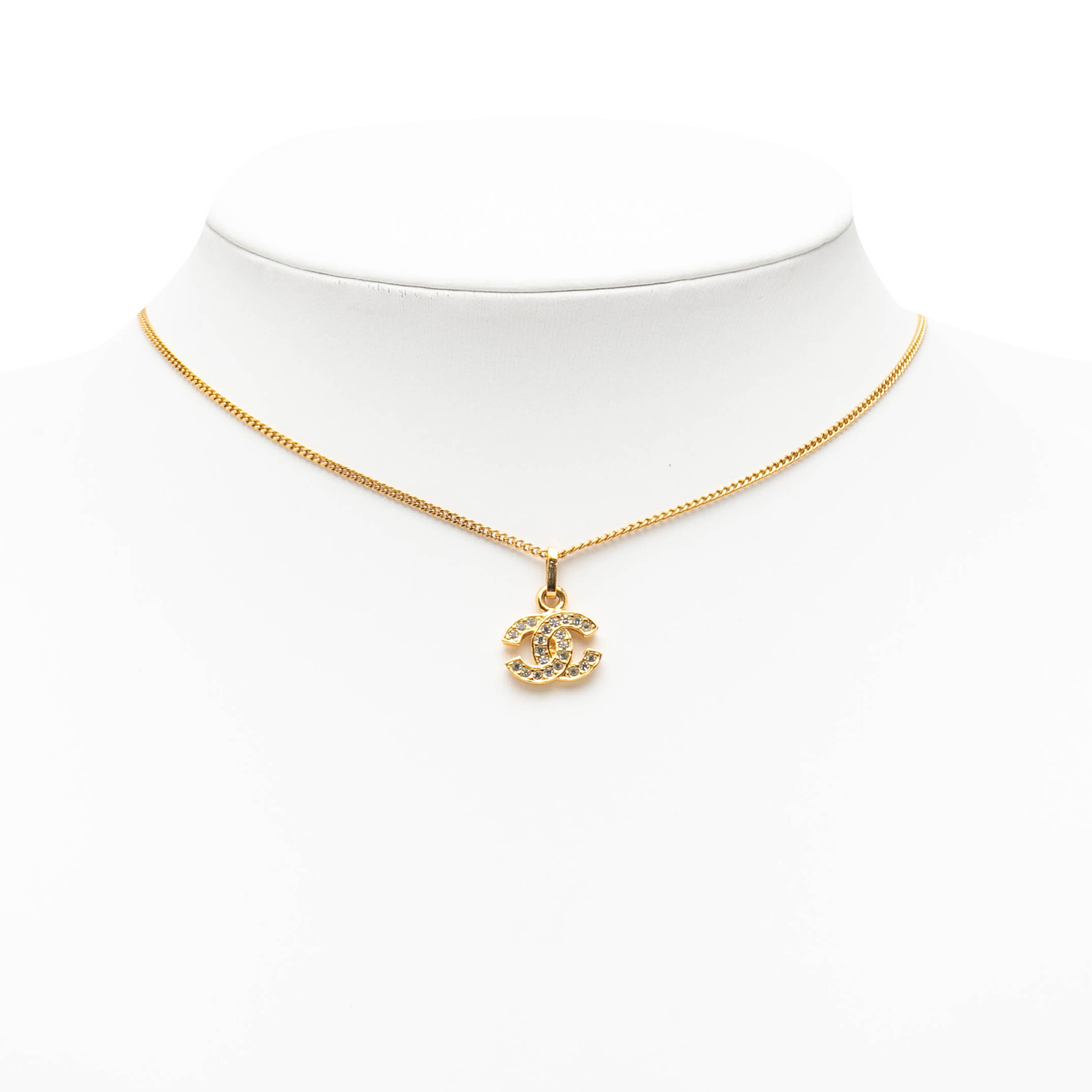 Chanel Cc Gold Plated Rhinestones Pendant Necklace, från Luxclusif, i färgen gold. Klicka för att öppna bilden i stort format