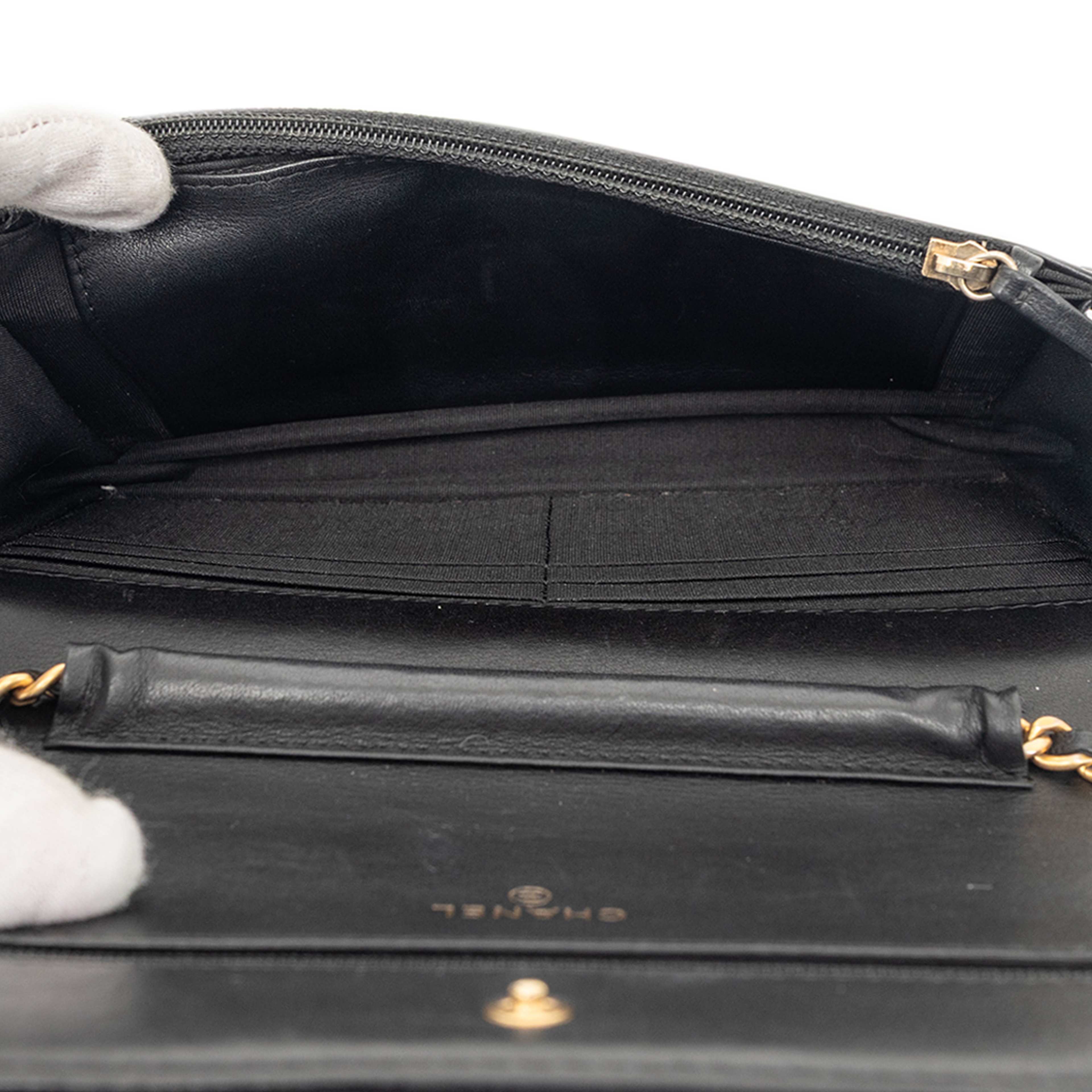 Chanel Quilted Lambskin Boy Wallet On Chain, från Luxclusif, i färgen black. Klicka för att öppna bilden i stort format