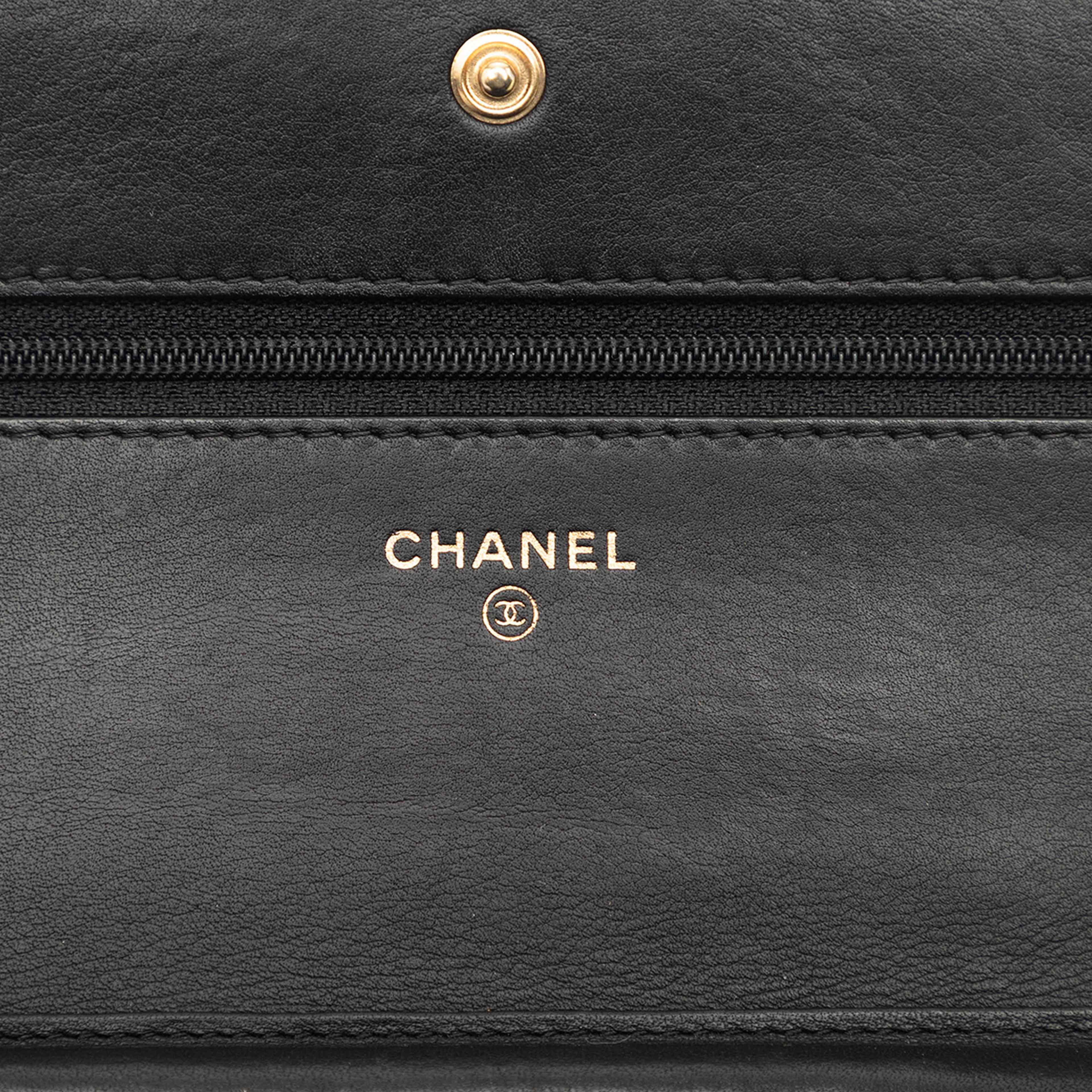 Chanel Quilted Lambskin Boy Wallet On Chain, från Luxclusif, i färgen black. Klicka för att öppna bilden i stort format