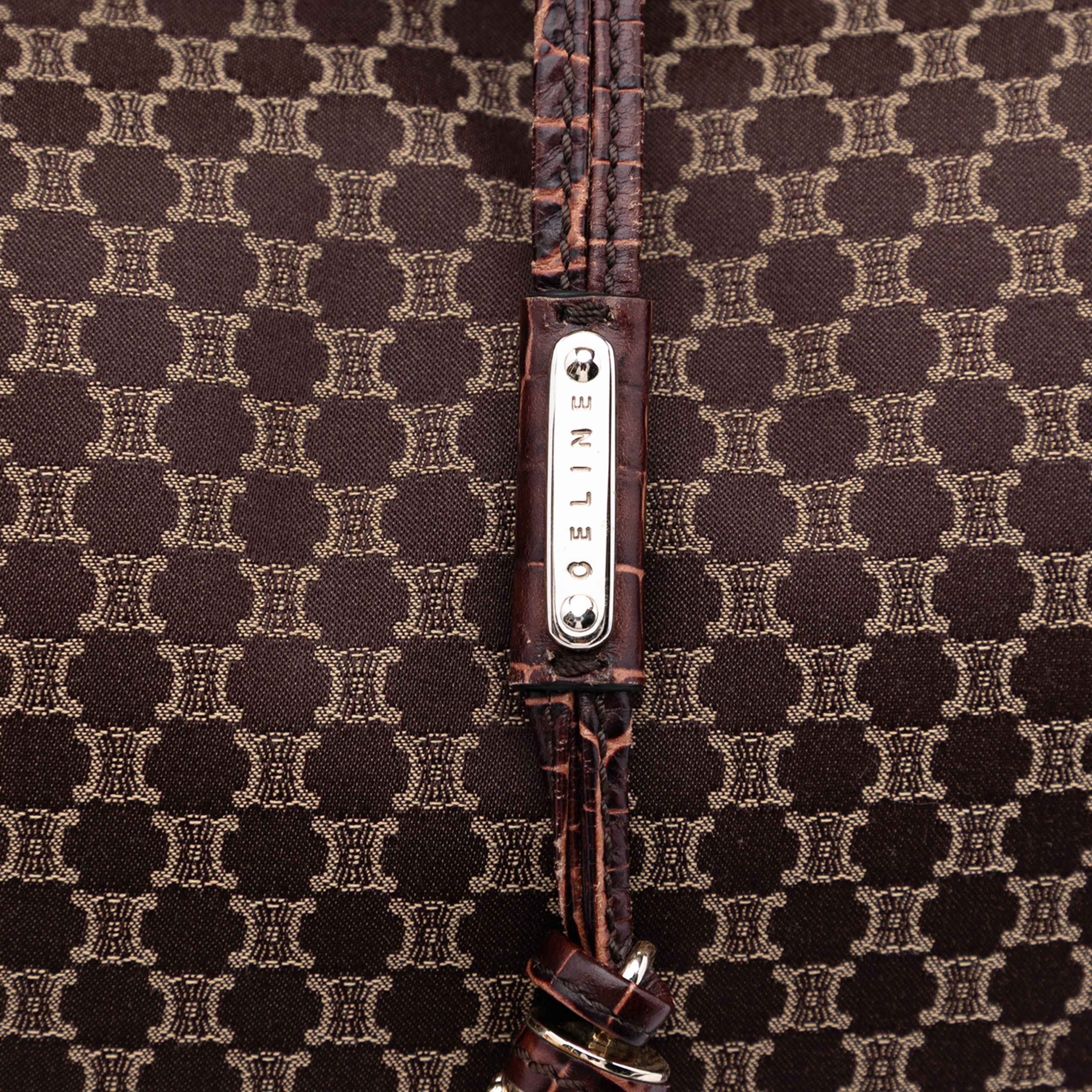 Celine Macadam Canvas Bittersweet Hobo, från Luxclusif, i färgen dark brown. Klicka för att öppna bilden i stort format