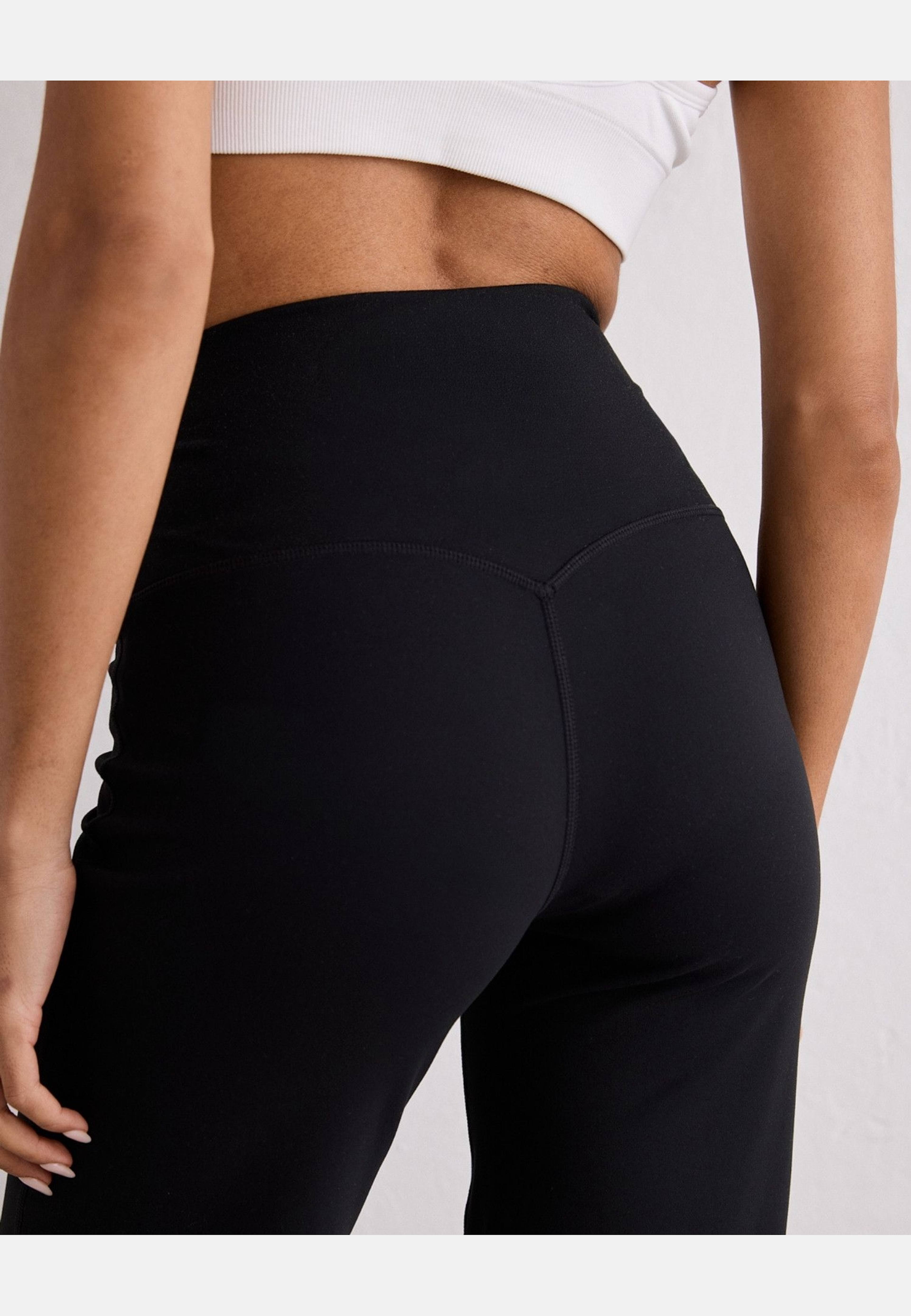 Sense Straight Leg Tall Tights, från aim'n, i färgen black. Klicka för att öppna bilden i stort format