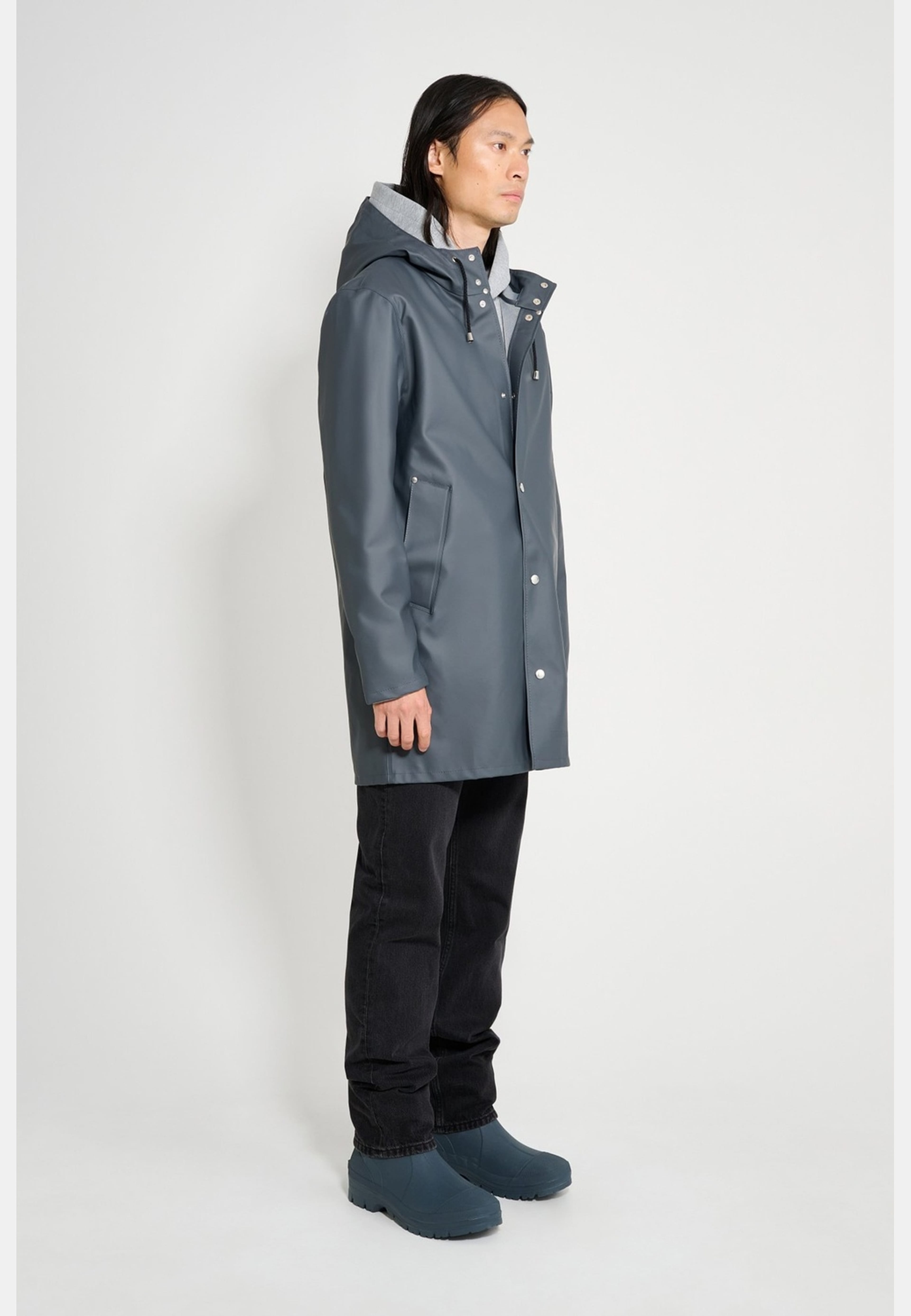 Stockholm Lightweight Raincoat, från Stutterheim, i färgen charcoal. Klicka för att öppna bilden i stort format