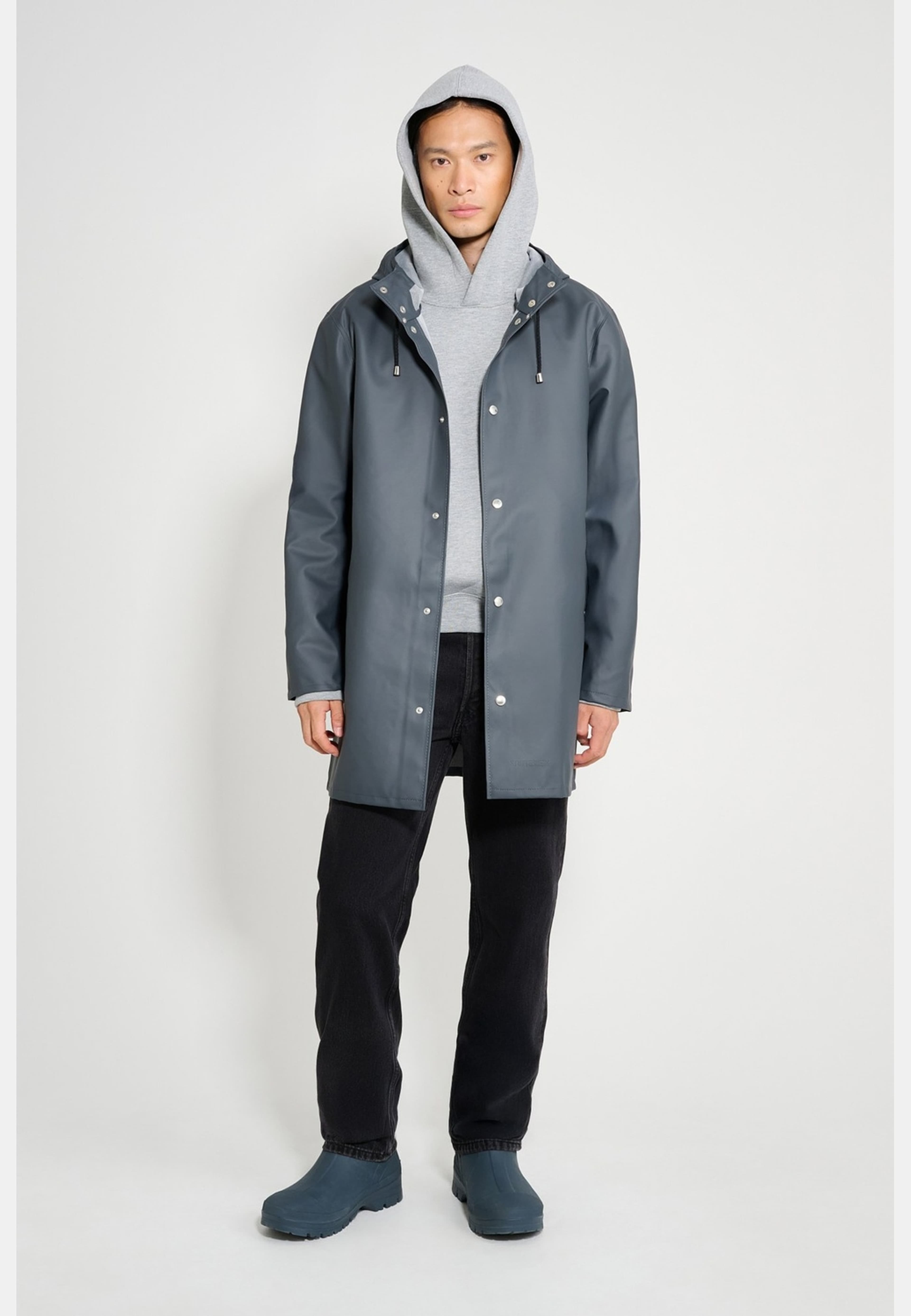 Stockholm Lightweight Raincoat, från Stutterheim, i färgen charcoal. Klicka för att öppna bilden i stort format