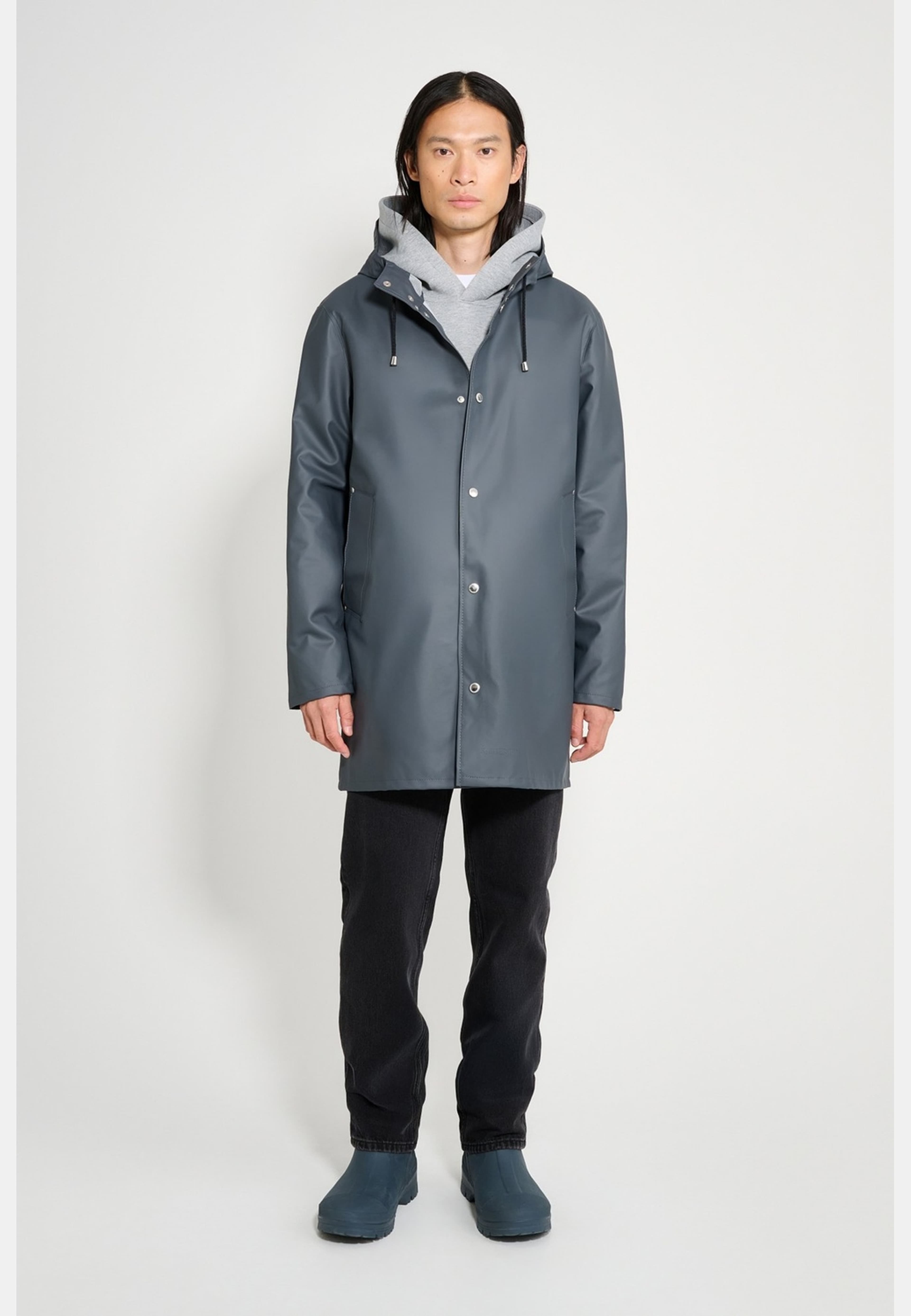 Stockholm Lightweight Raincoat, från Stutterheim, i färgen charcoal. Klicka för att öppna bilden i stort format