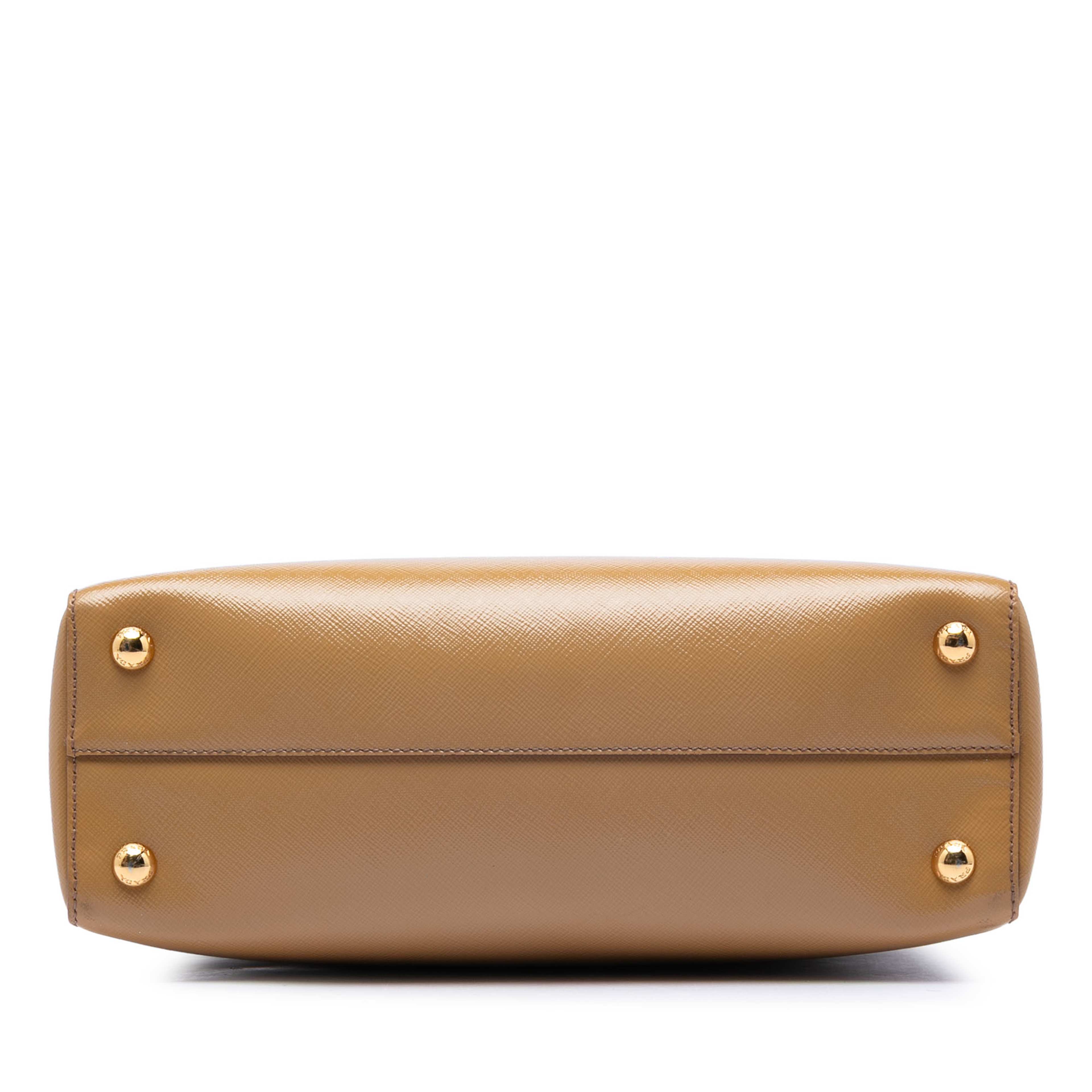 Prada Saffiano Vernice Parabole Satchel, från Luxclusif, i färgen camel. Klicka för att öppna bilden i stort format