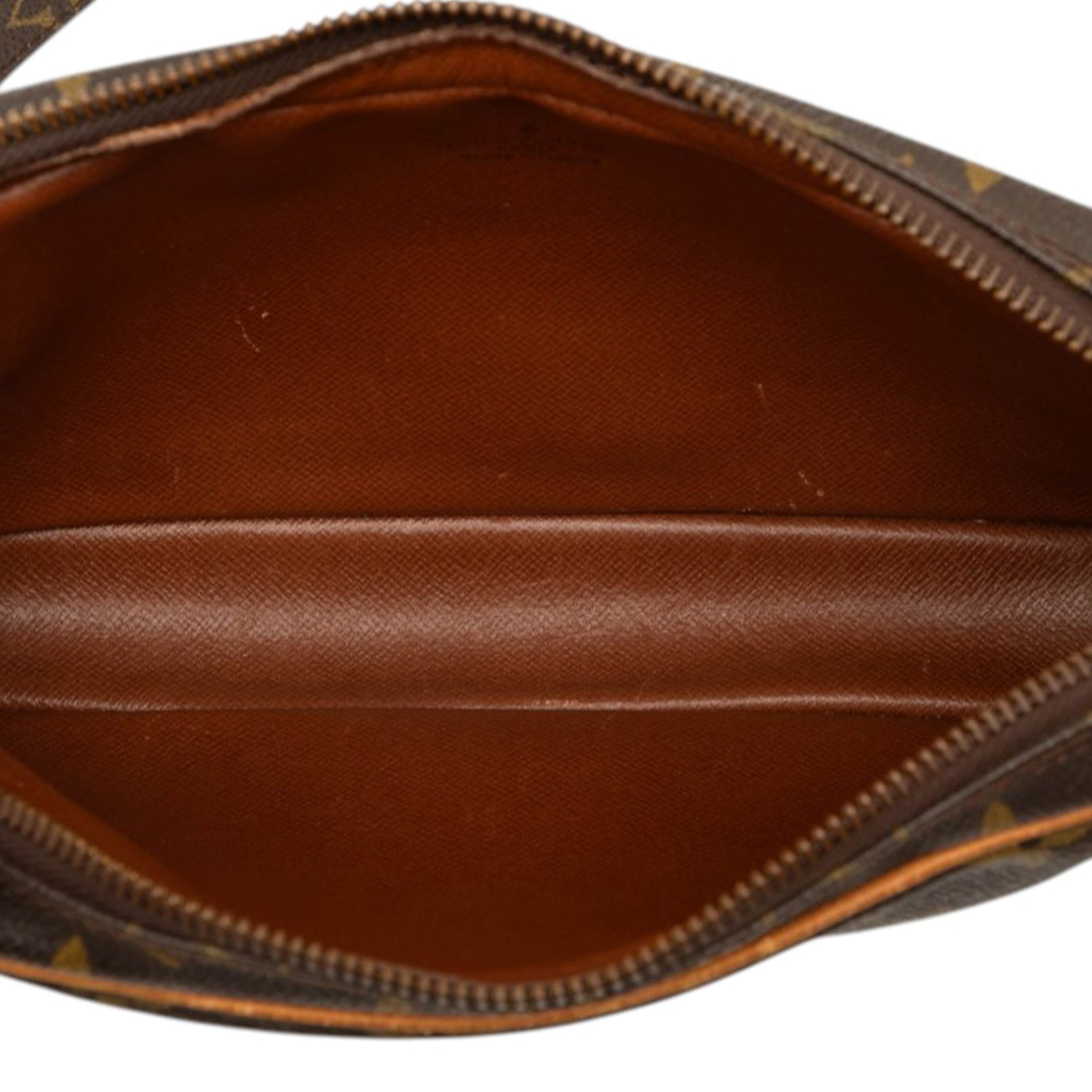 Louis Vuitton Monogram Pochette Marly Bandouliere, från Luxclusif, i färgen brun. Klicka för att öppna bilden i stort format