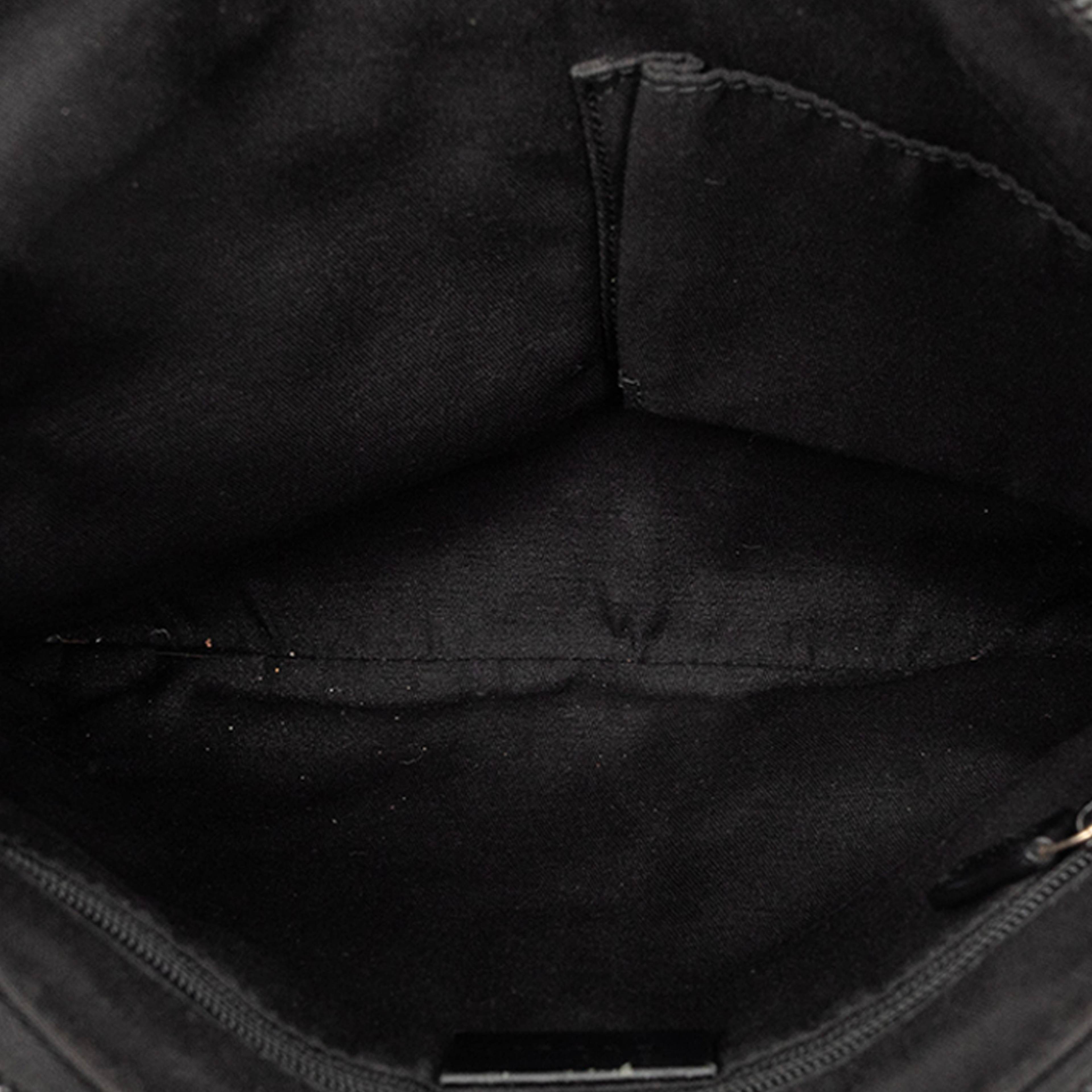 Gucci Embossed Leather Horsebit Crossbody, från Luxclusif, i färgen black. Klicka för att öppna bilden i stort format