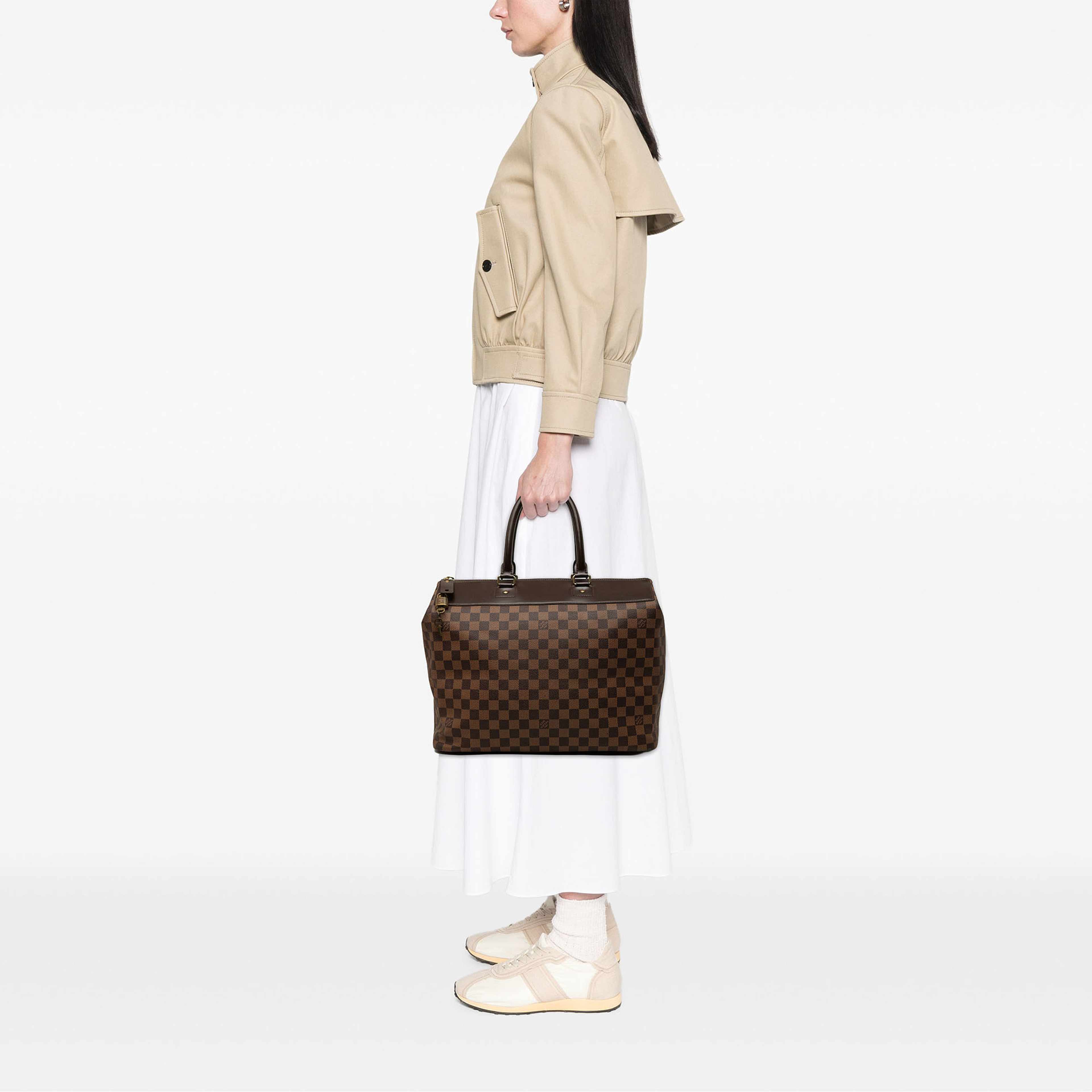 Louis Vuitton Damier Ebene Greenwich Pm, från Luxclusif, i färgen brun. Klicka för att öppna bilden i stort format