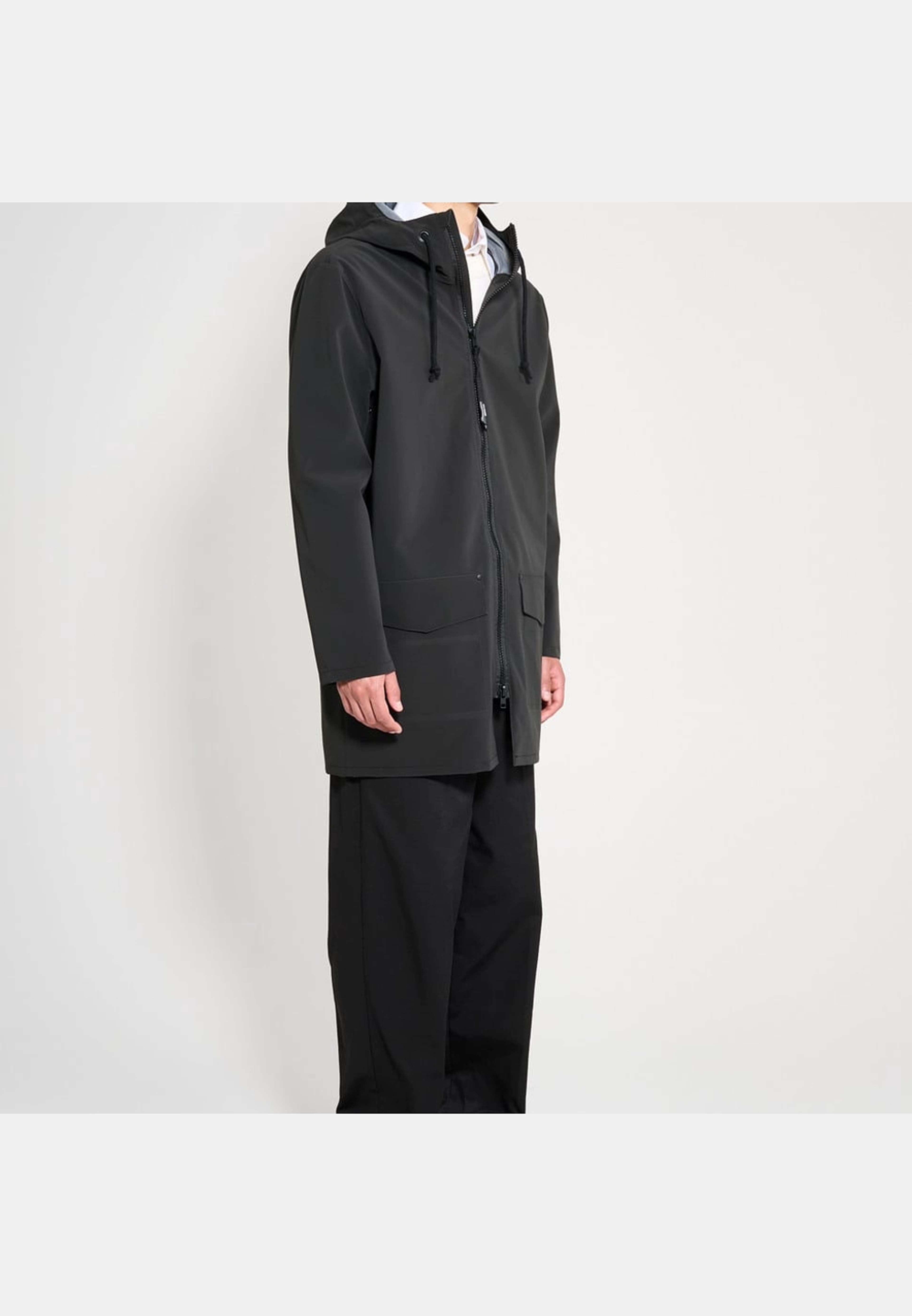 Stockholm Patch Raincoat, från Stutterheim, i färgen black. Klicka för att öppna bilden i stort format
