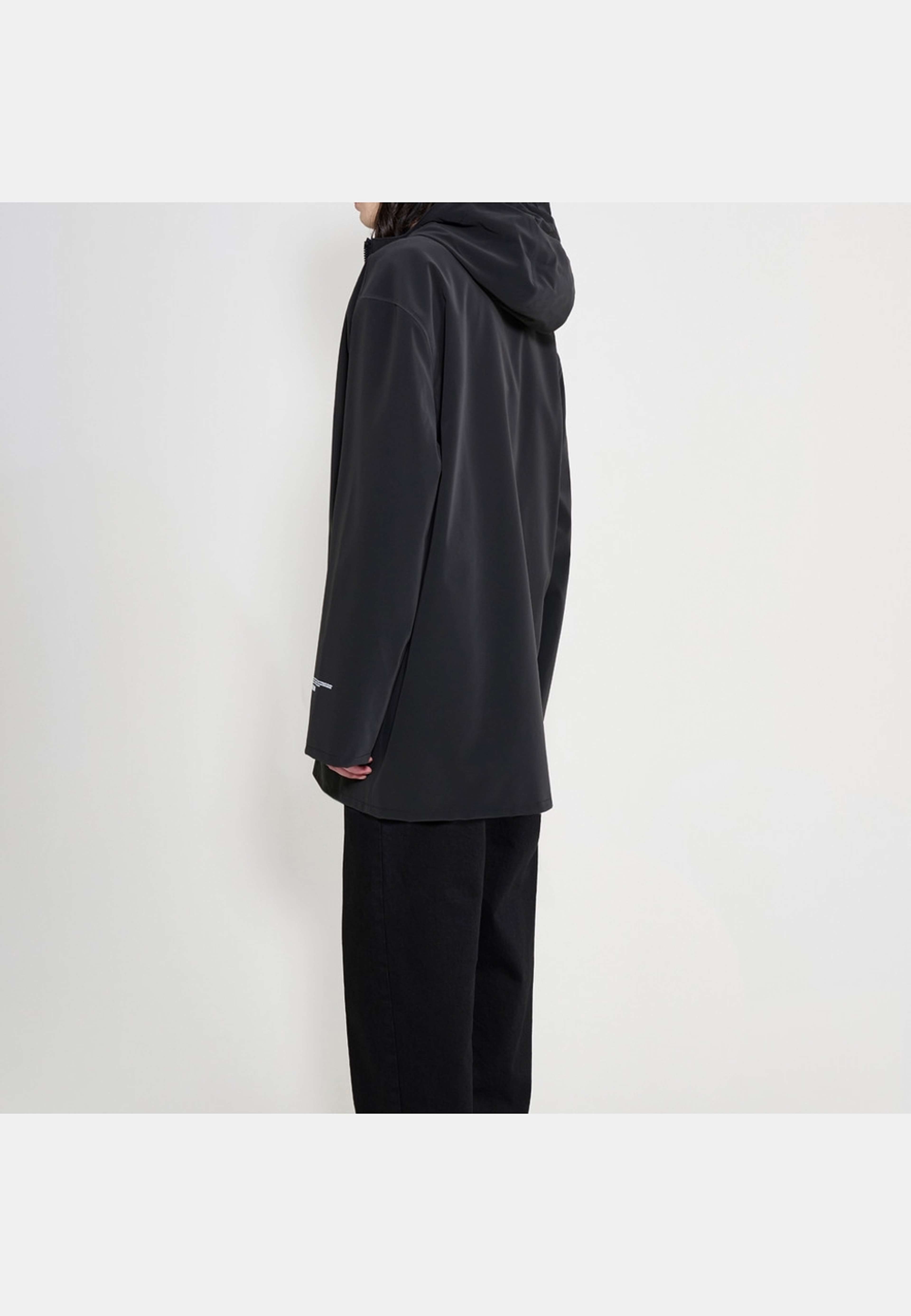 Stockholm Patch Raincoat, från Stutterheim, i färgen black. Klicka för att öppna bilden i stort format