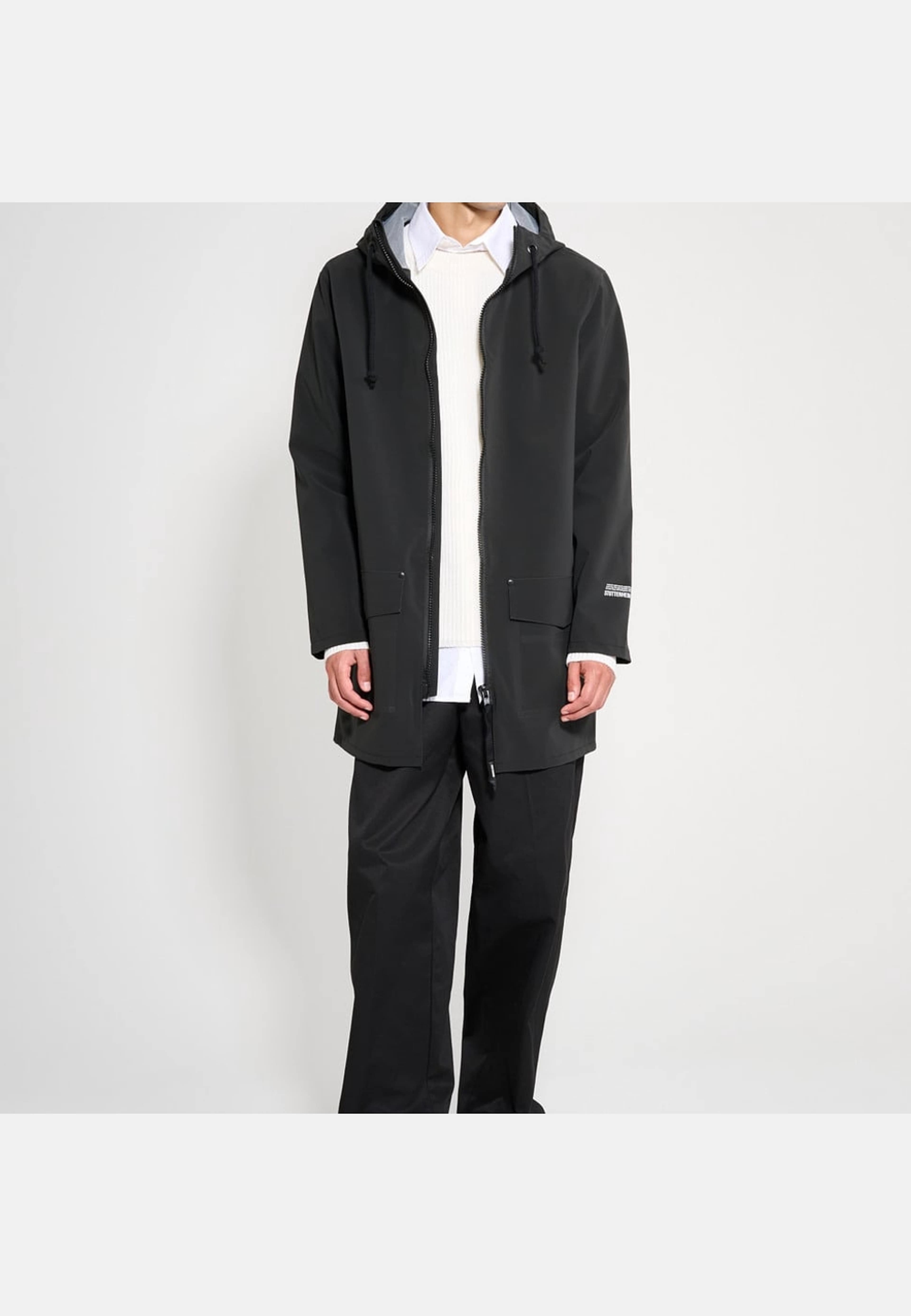 Stockholm Patch Raincoat, från Stutterheim, i färgen black. Klicka för att öppna bilden i stort format