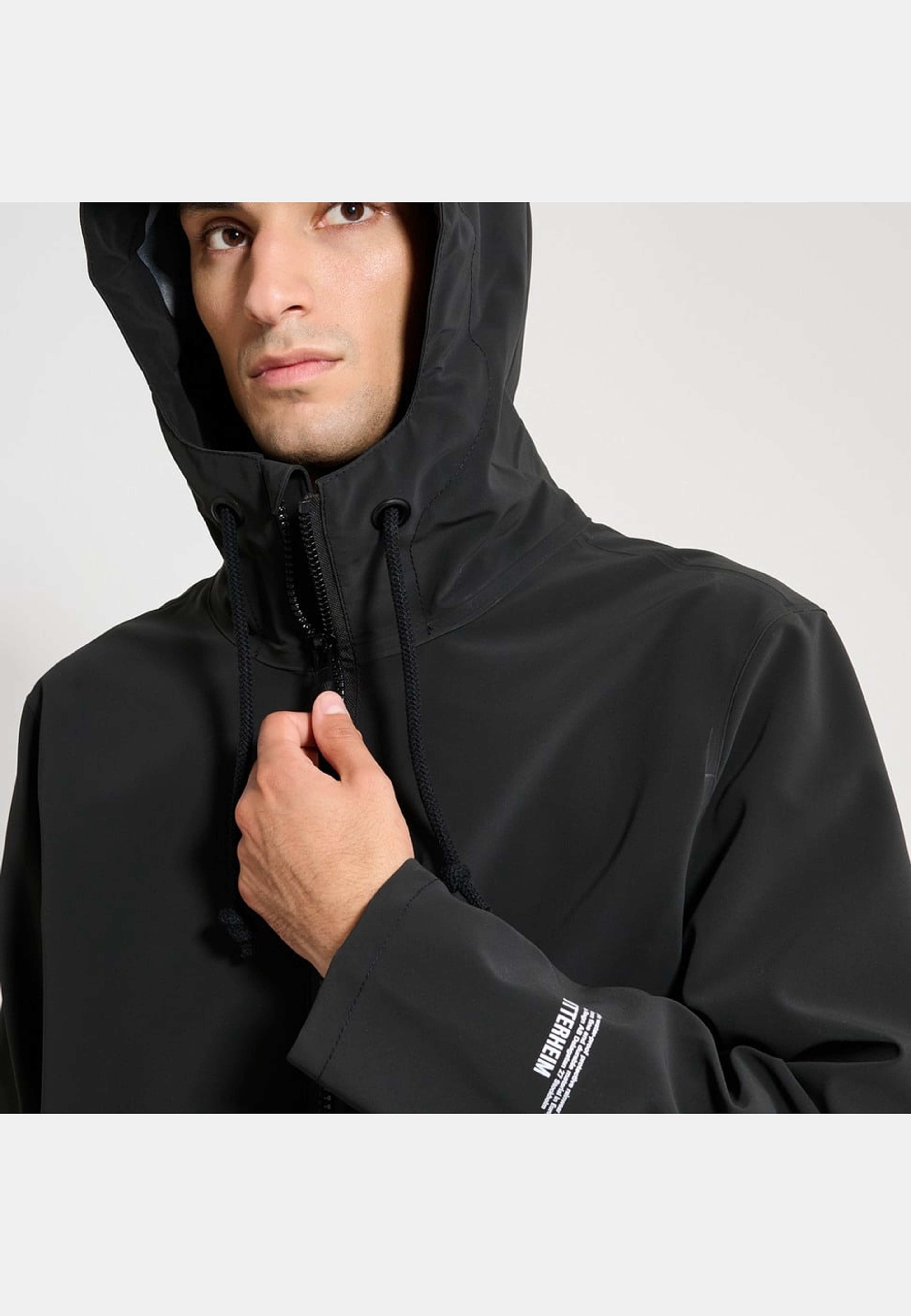 Stockholm Patch Raincoat, från Stutterheim, i färgen black. Klicka för att öppna bilden i stort format