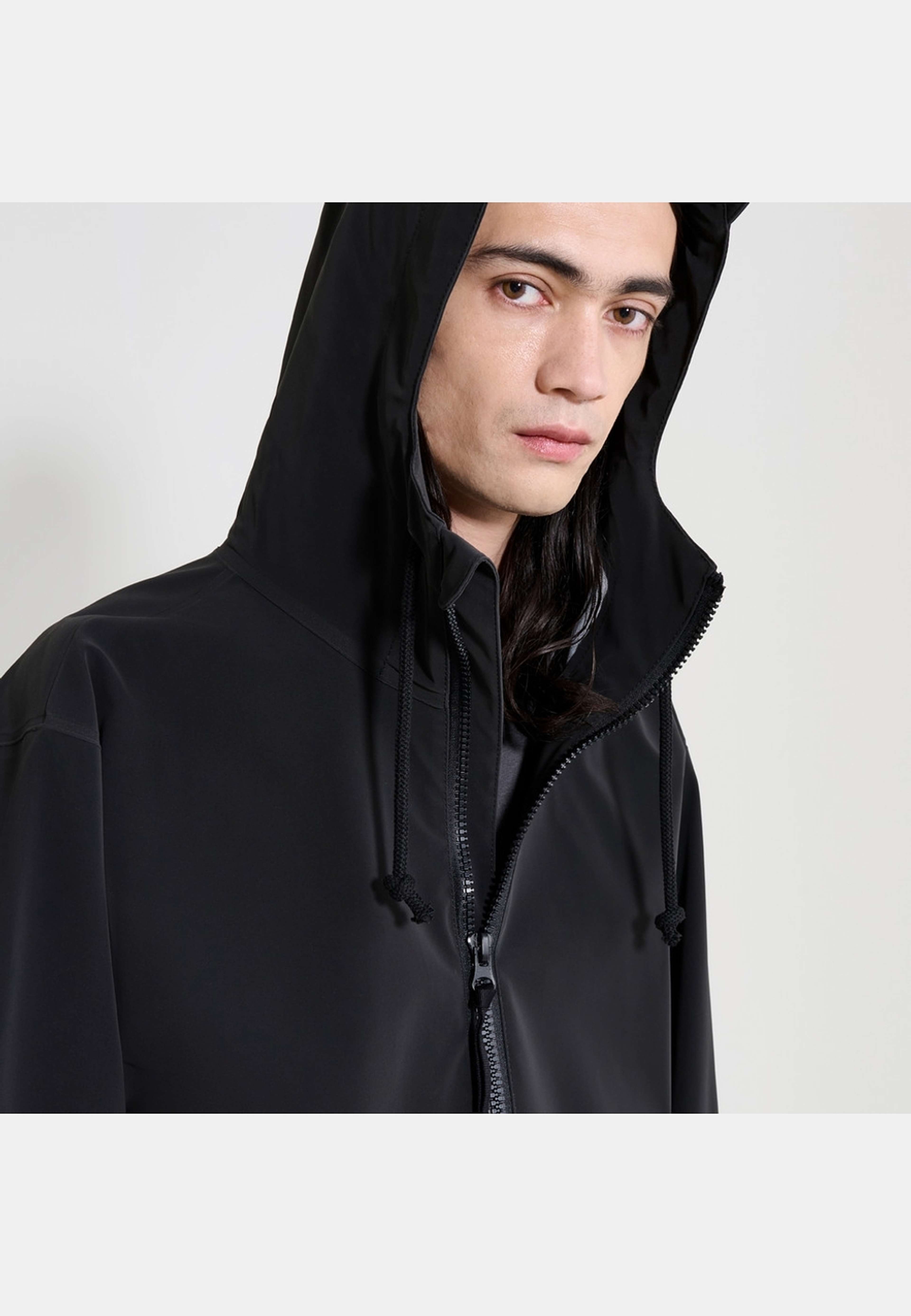 Stockholm Patch Raincoat, från Stutterheim, i färgen black. Klicka för att öppna bilden i stort format
