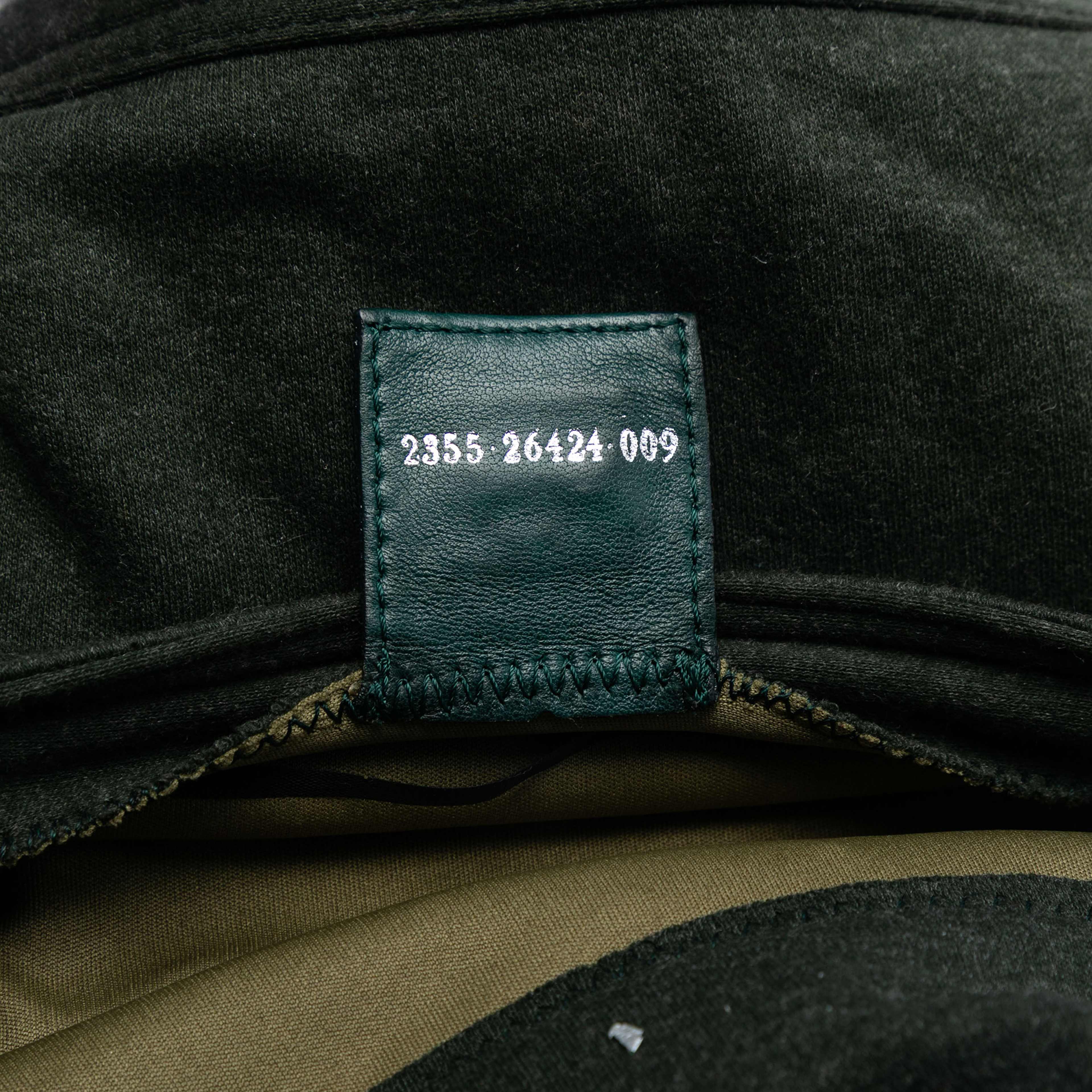 Fendi Wool Baguette, från Luxclusif, i färgen dark green. Klicka för att öppna bilden i stort format